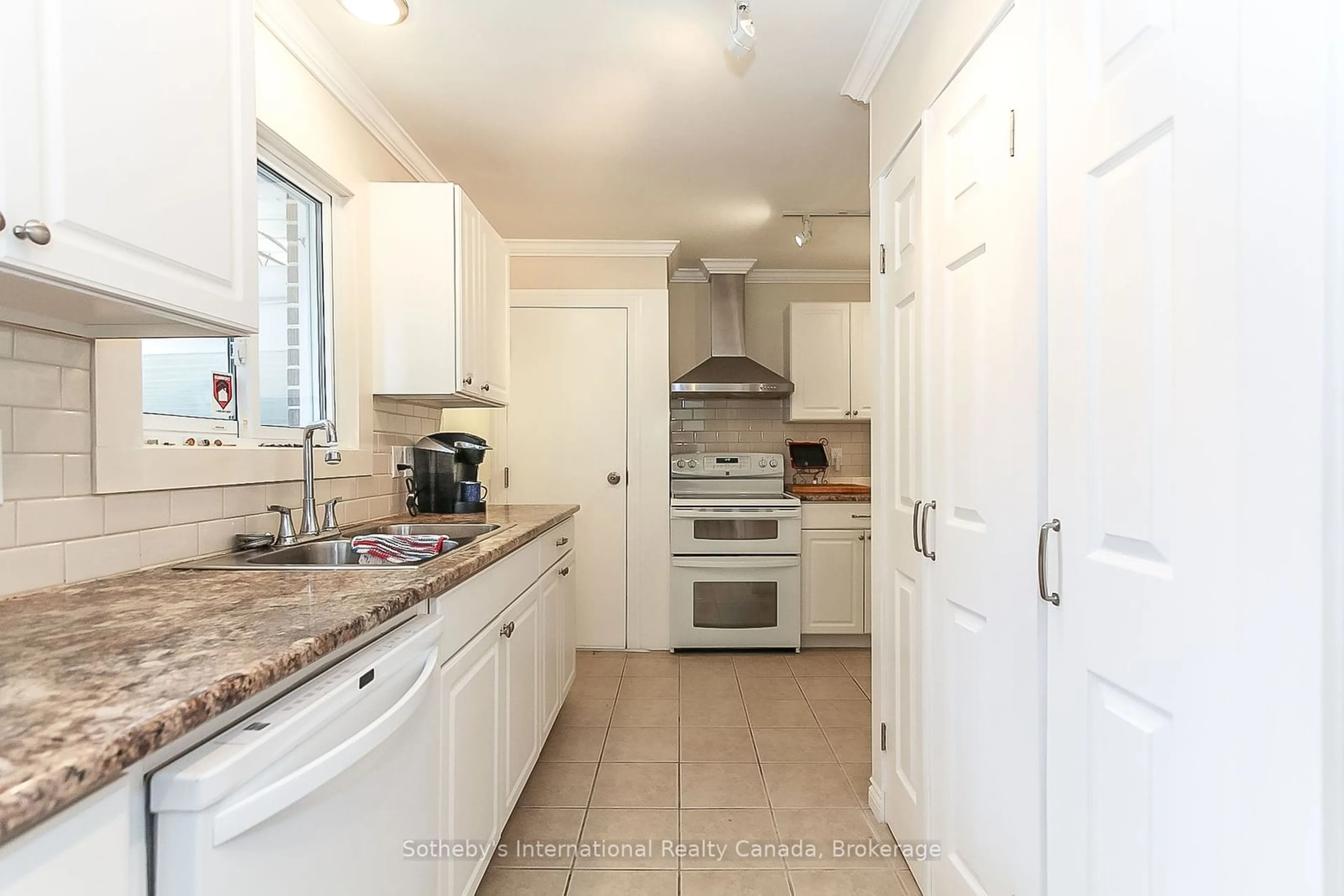 Standard kitchen, ceramic/tile floor for 300 Minnesota St, Collingwood Ontario L9Y 3S5