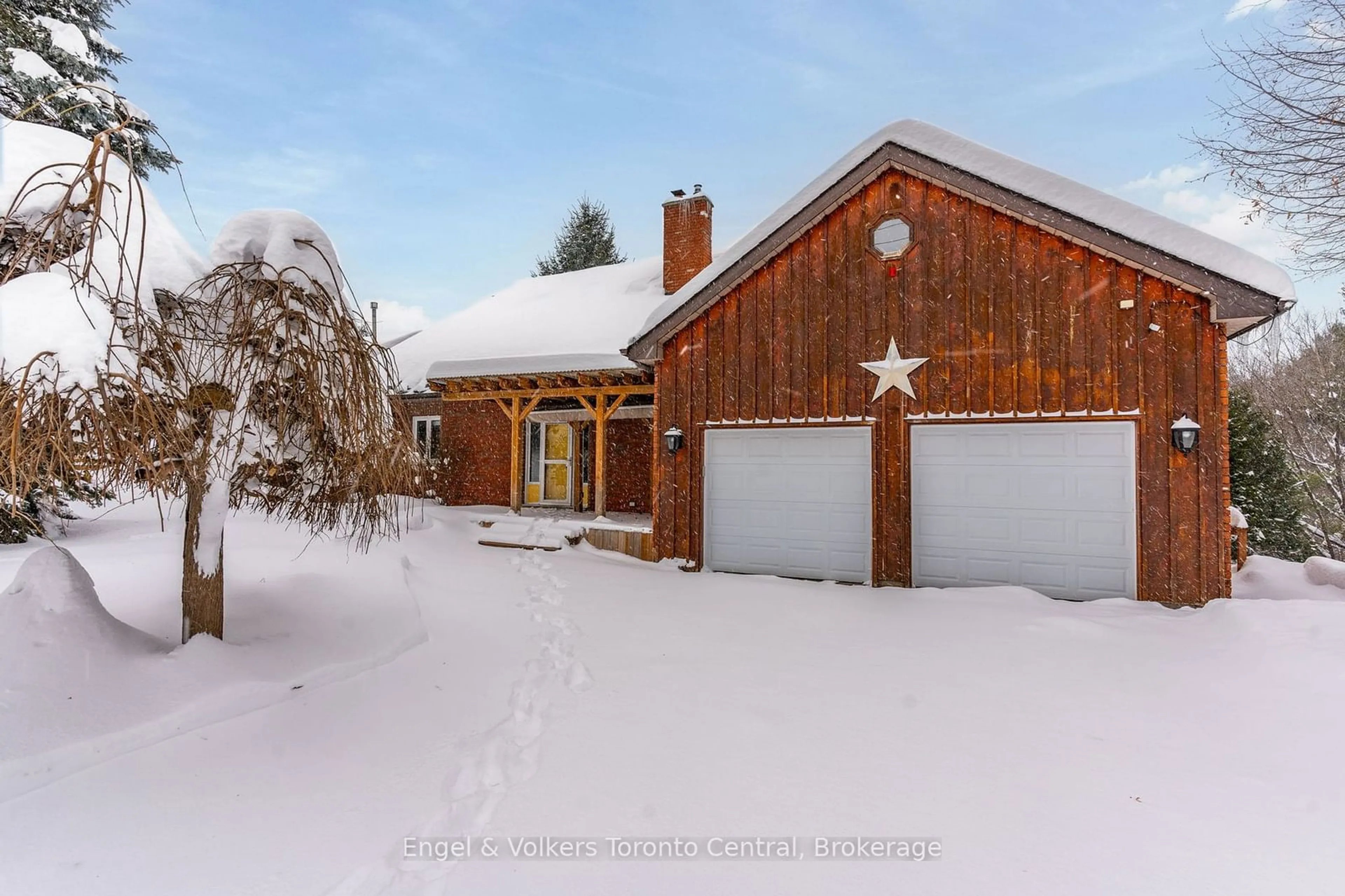 A pic from outside/outdoor area/front of a property/back of a property/a pic from drone, street for 232 Church St, Penetanguishene Ontario L9M 1G6