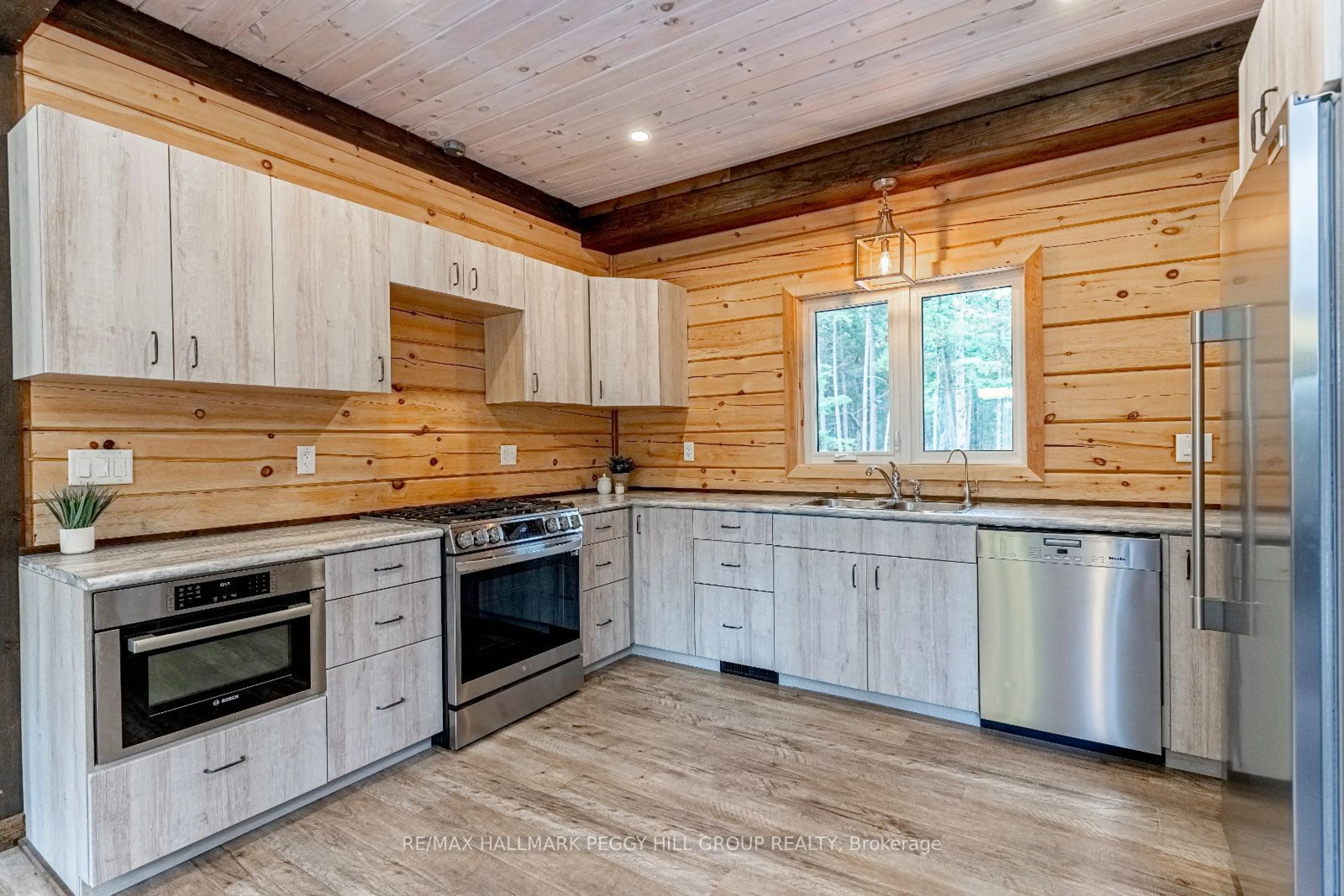 Rustic kitchen, wood/laminate floor for 4057 Cambrian Rd, Severn Ontario L0K 2B0