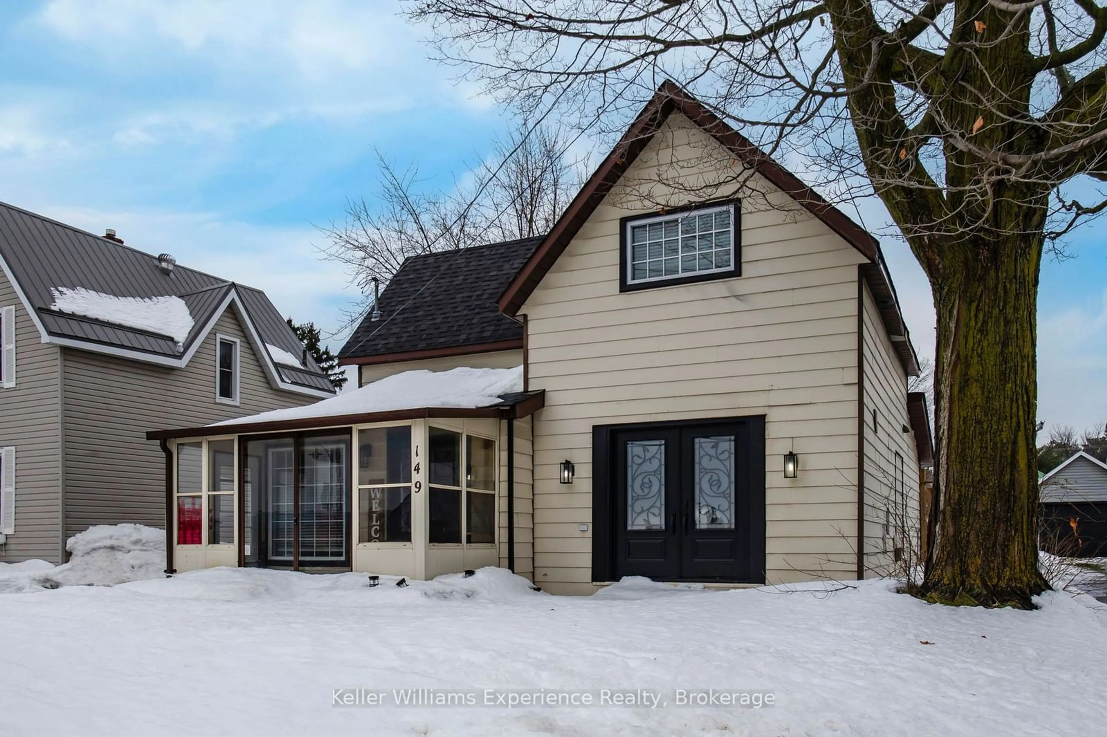 Home with vinyl exterior material, street for 149 Main St, Penetanguishene Ontario L9M 1L7