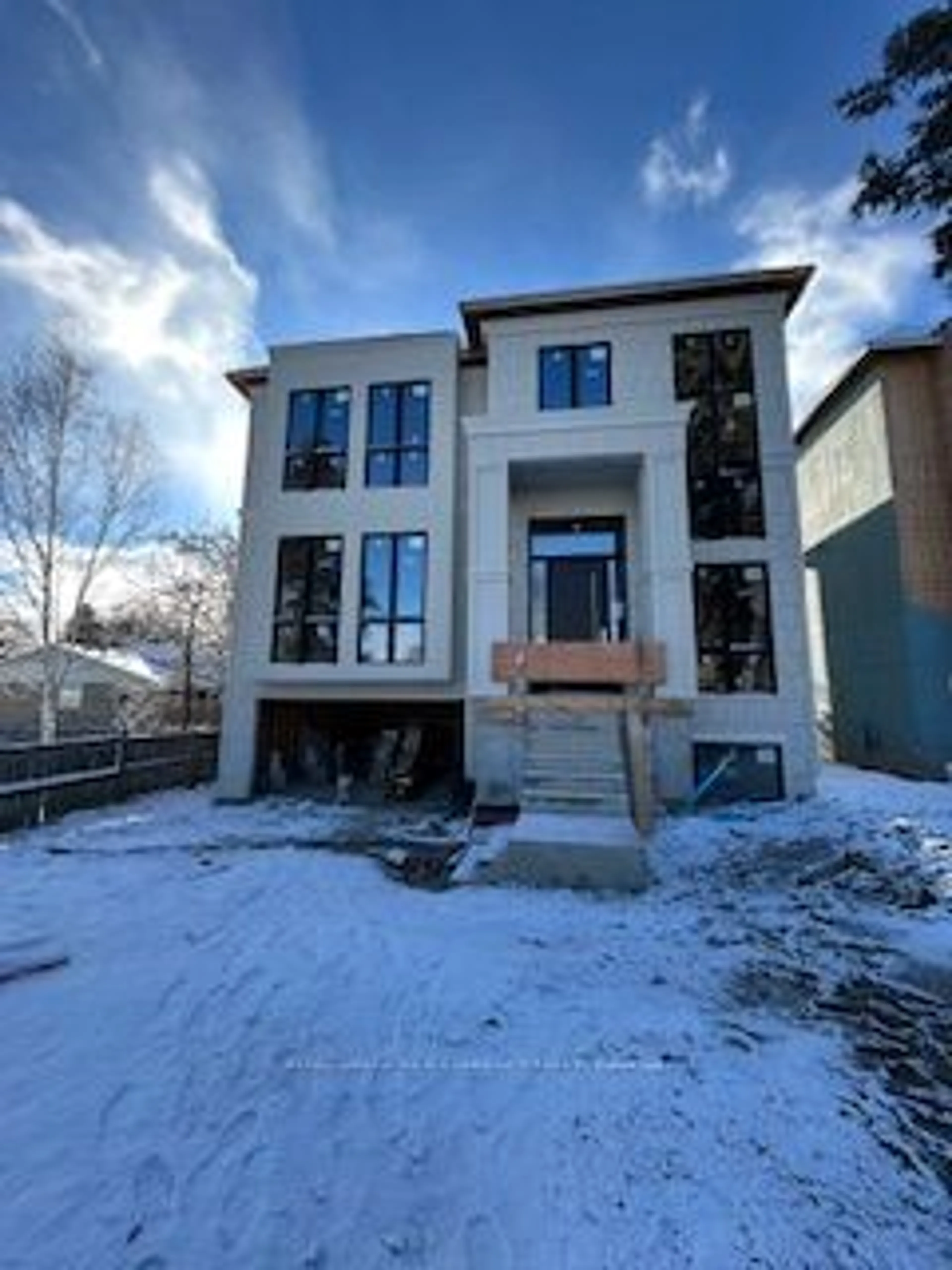 Home with brick exterior material, building for 55 Little Ave, Barrie Ontario L4N 2Z4