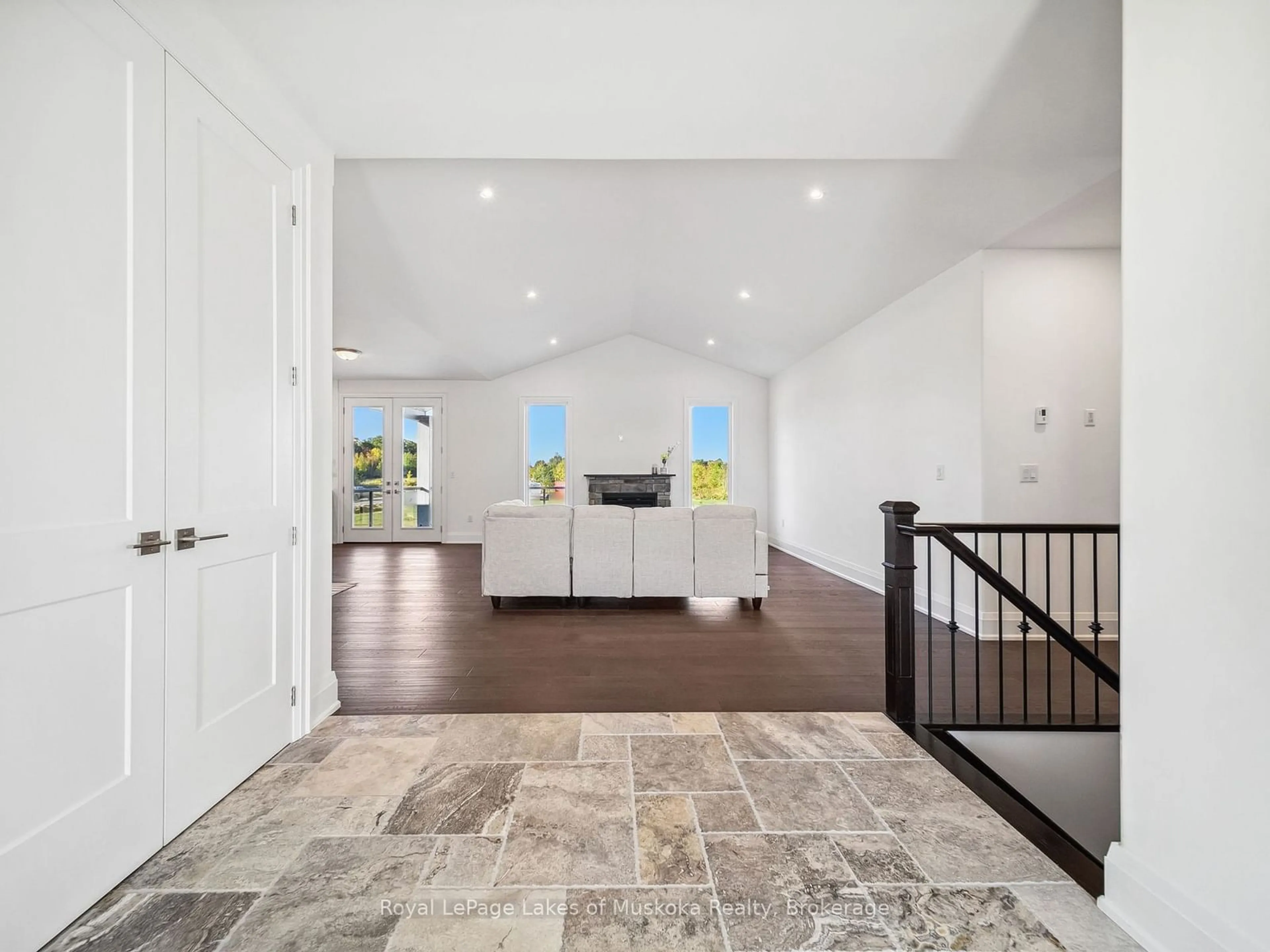 Indoor entryway for 24 Keyzer Dr, Oro-Medonte Ontario L0K 2G1