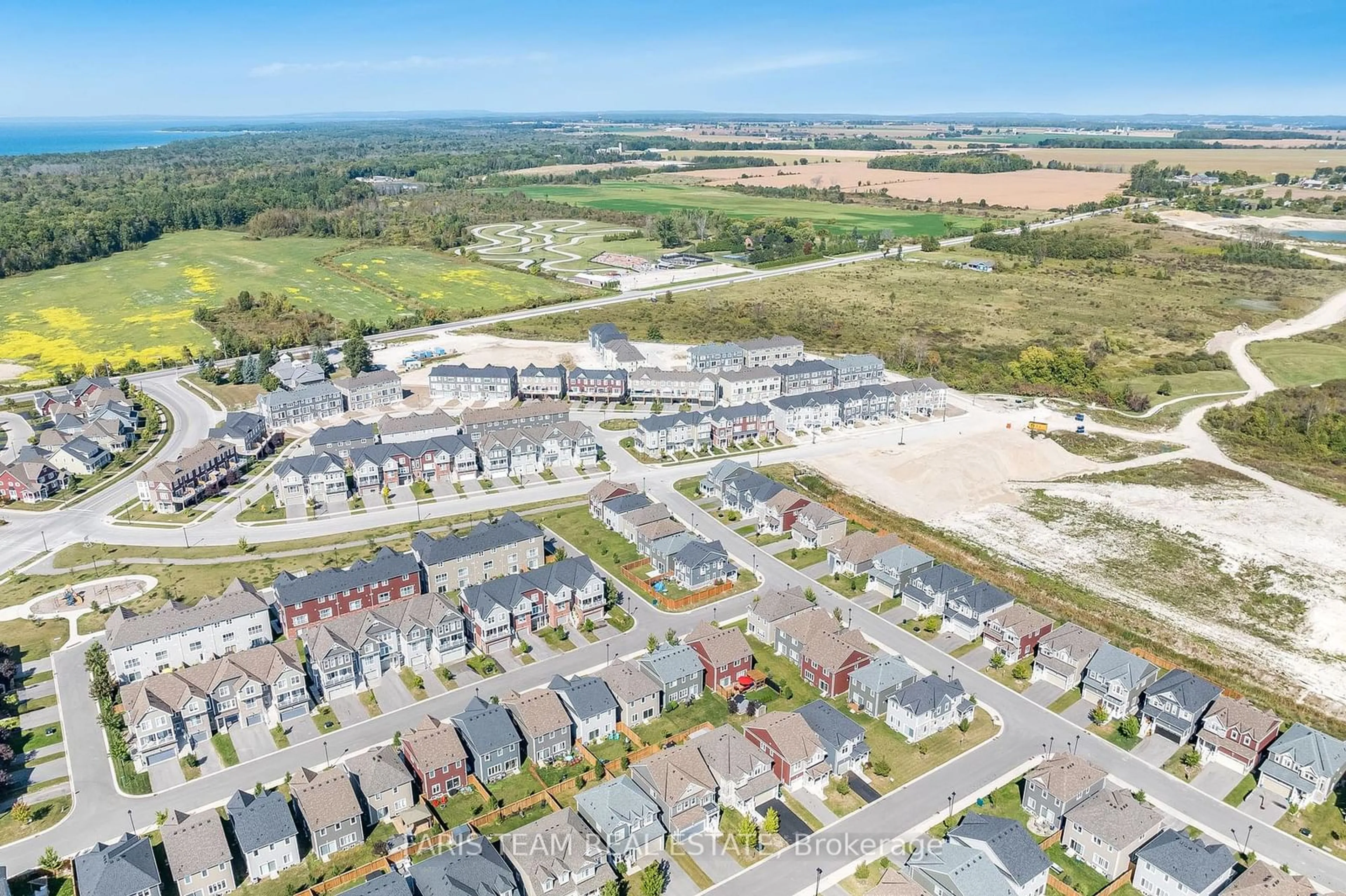 A pic from outside/outdoor area/front of a property/back of a property/a pic from drone, street for 26 Dunes Dr, Wasaga Beach Ontario L9Z 0J1