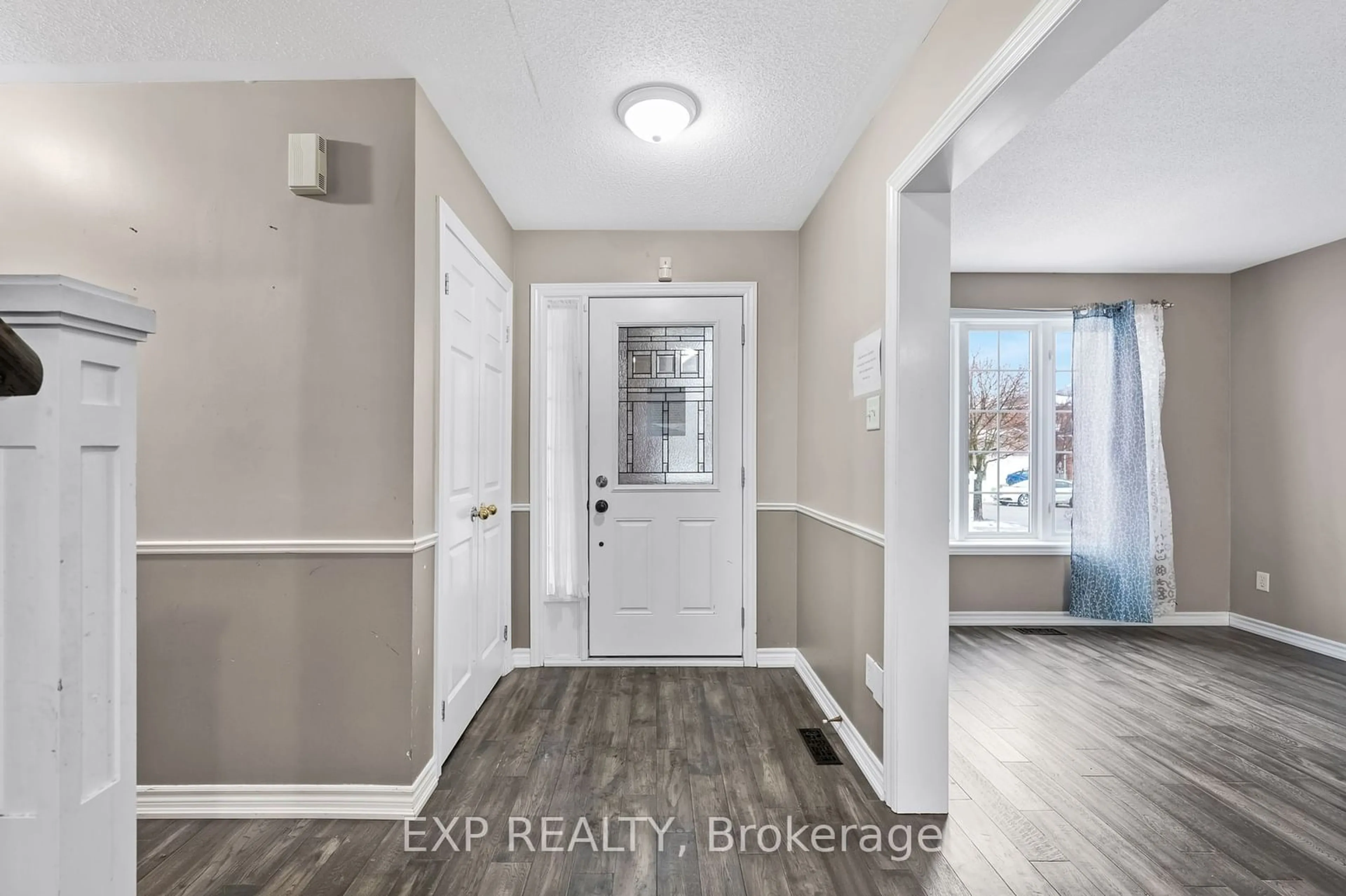 Indoor entryway for 31 Brown Wood Dr, Barrie Ontario L4M 6N5