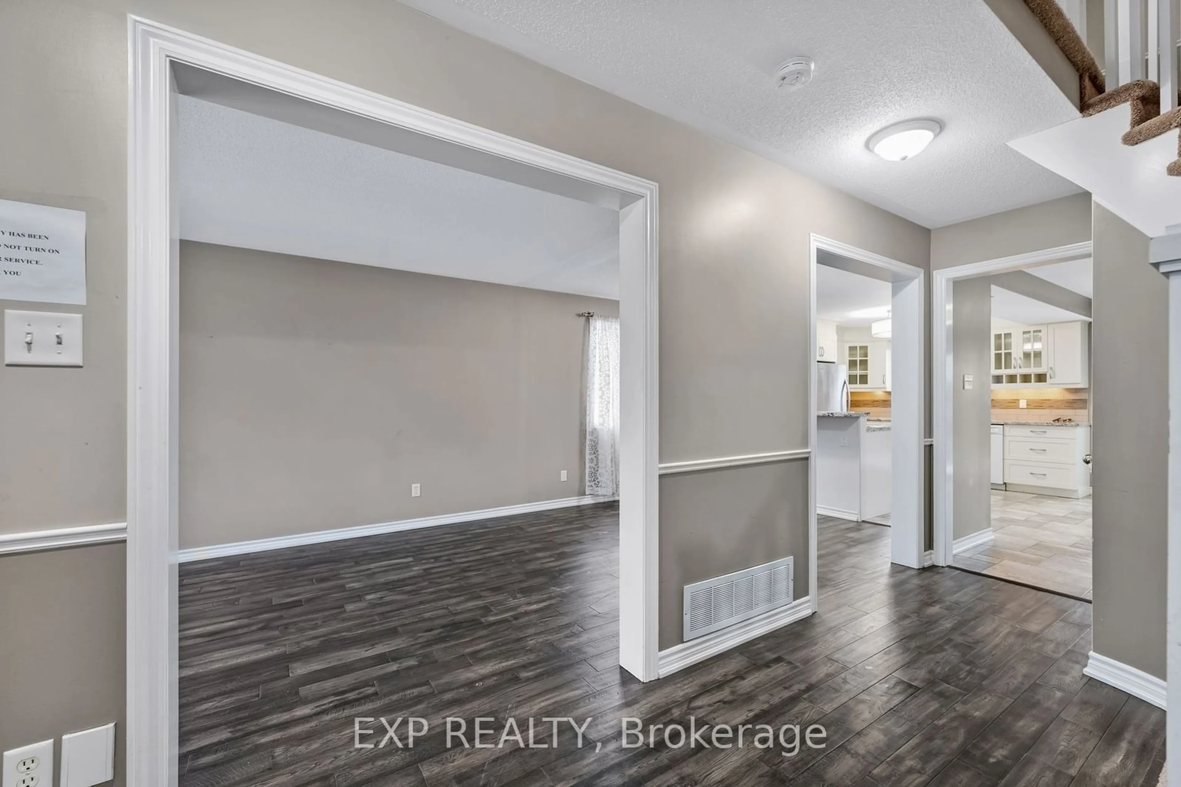 Indoor entryway for 31 Brown Wood Dr, Barrie Ontario L4M 6N5