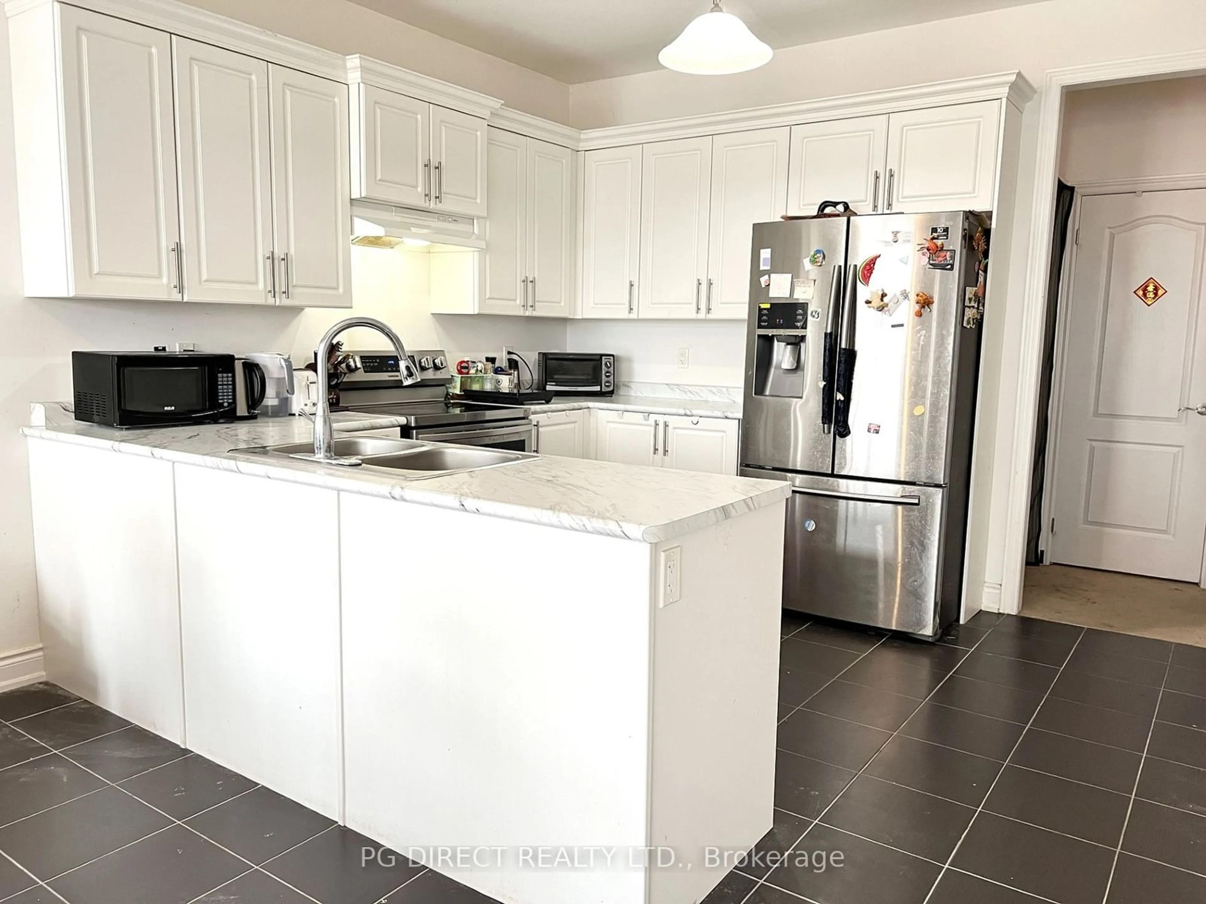 Open concept kitchen, ceramic/tile floor for 3153 Monarch Dr, Orillia Ontario L3V 7X1