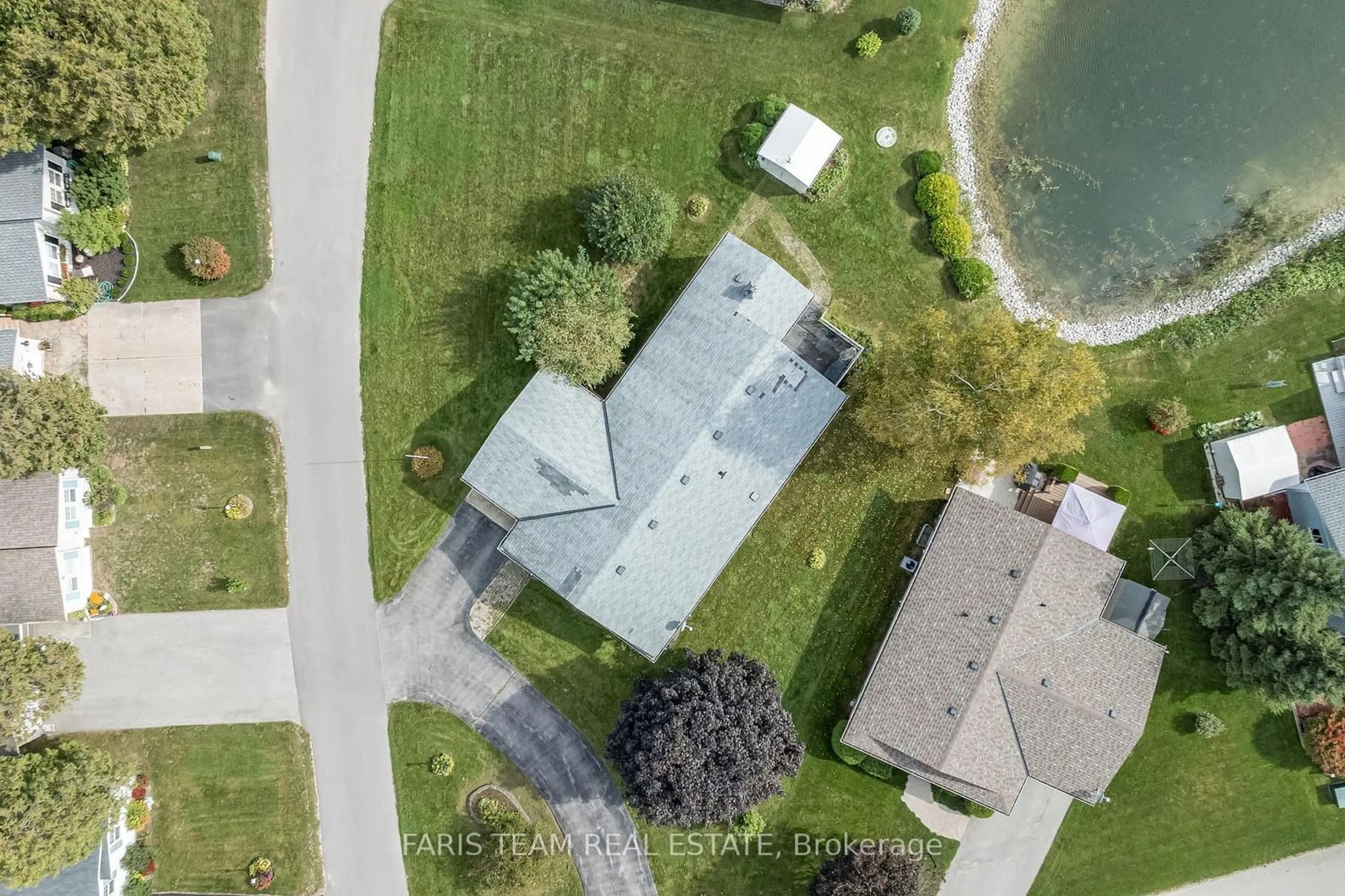 A pic from outside/outdoor area/front of a property/back of a property/a pic from drone, water/lake/river/ocean view for 2 St James Pl, Wasaga Beach Ontario L9Z 3A8