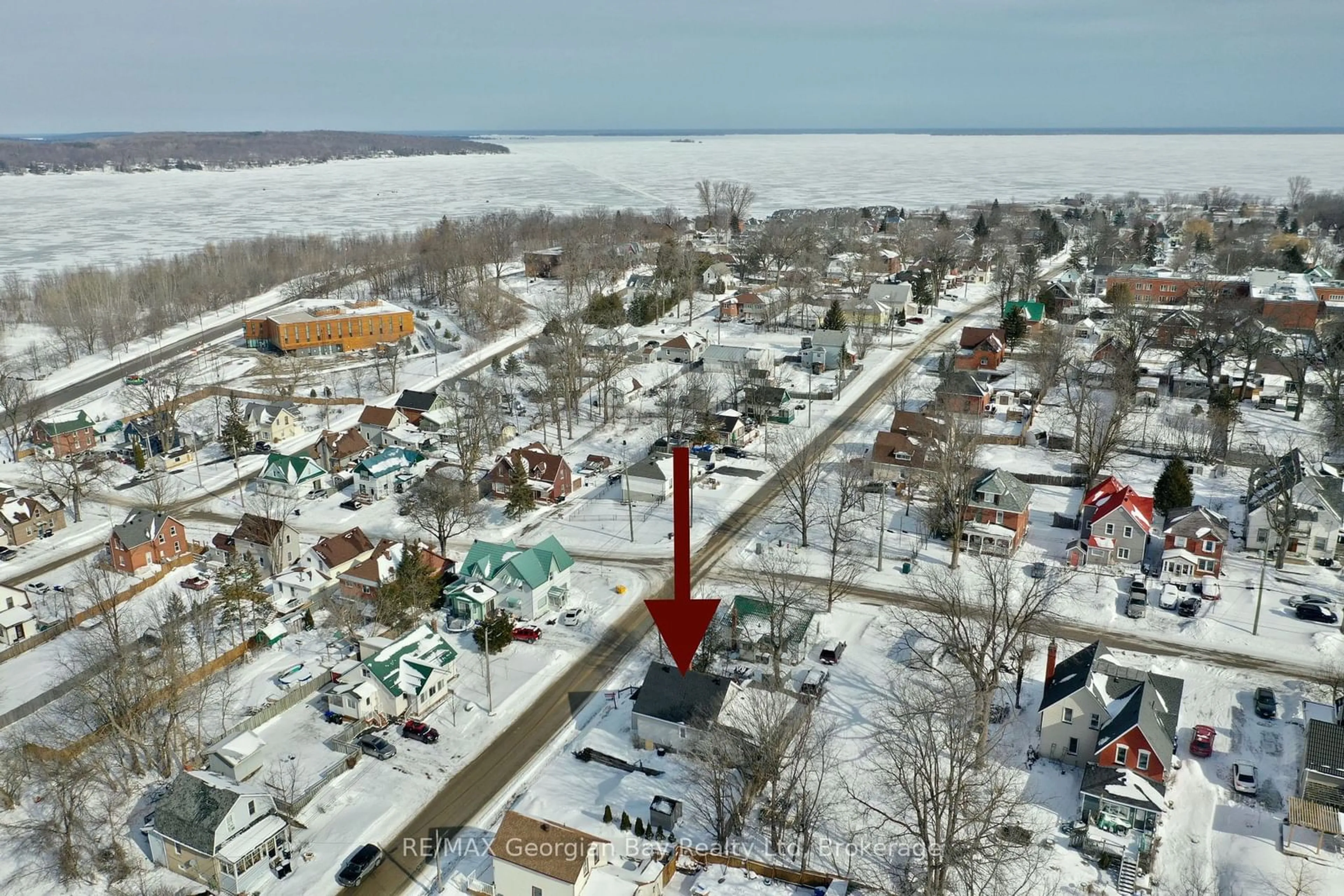 A pic from outside/outdoor area/front of a property/back of a property/a pic from drone, street for 405 BAY St, Midland Ontario L4R 1K7