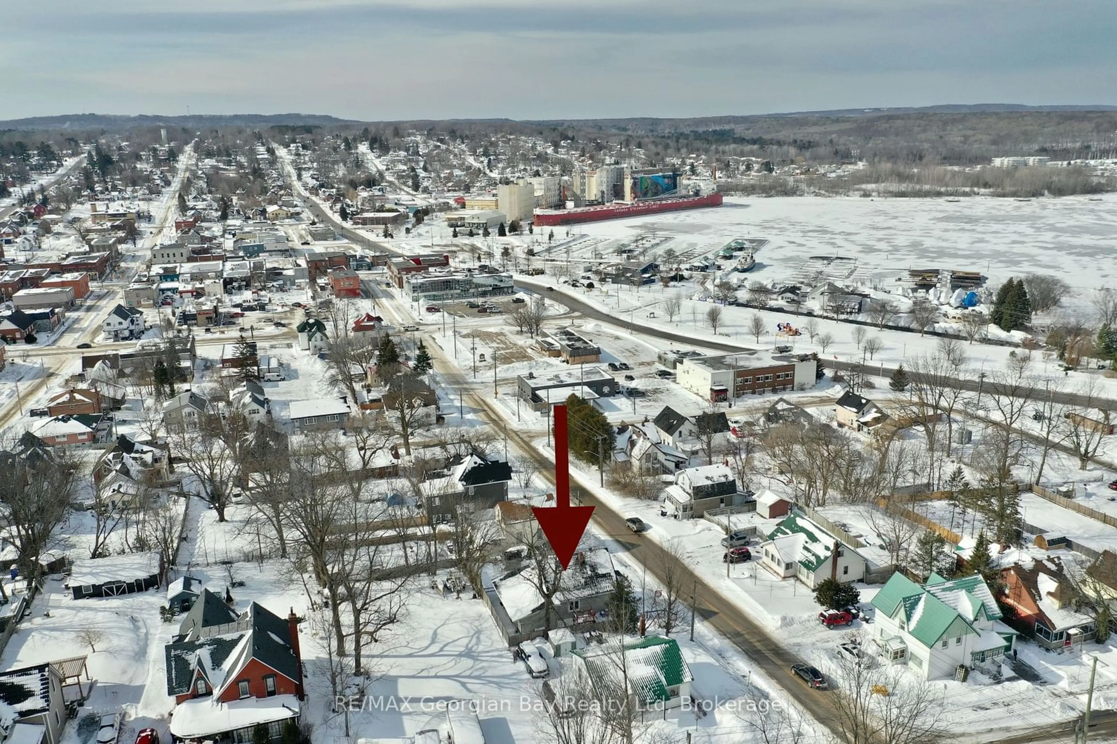 A pic from outside/outdoor area/front of a property/back of a property/a pic from drone, street for 405 BAY St, Midland Ontario L4R 1K7