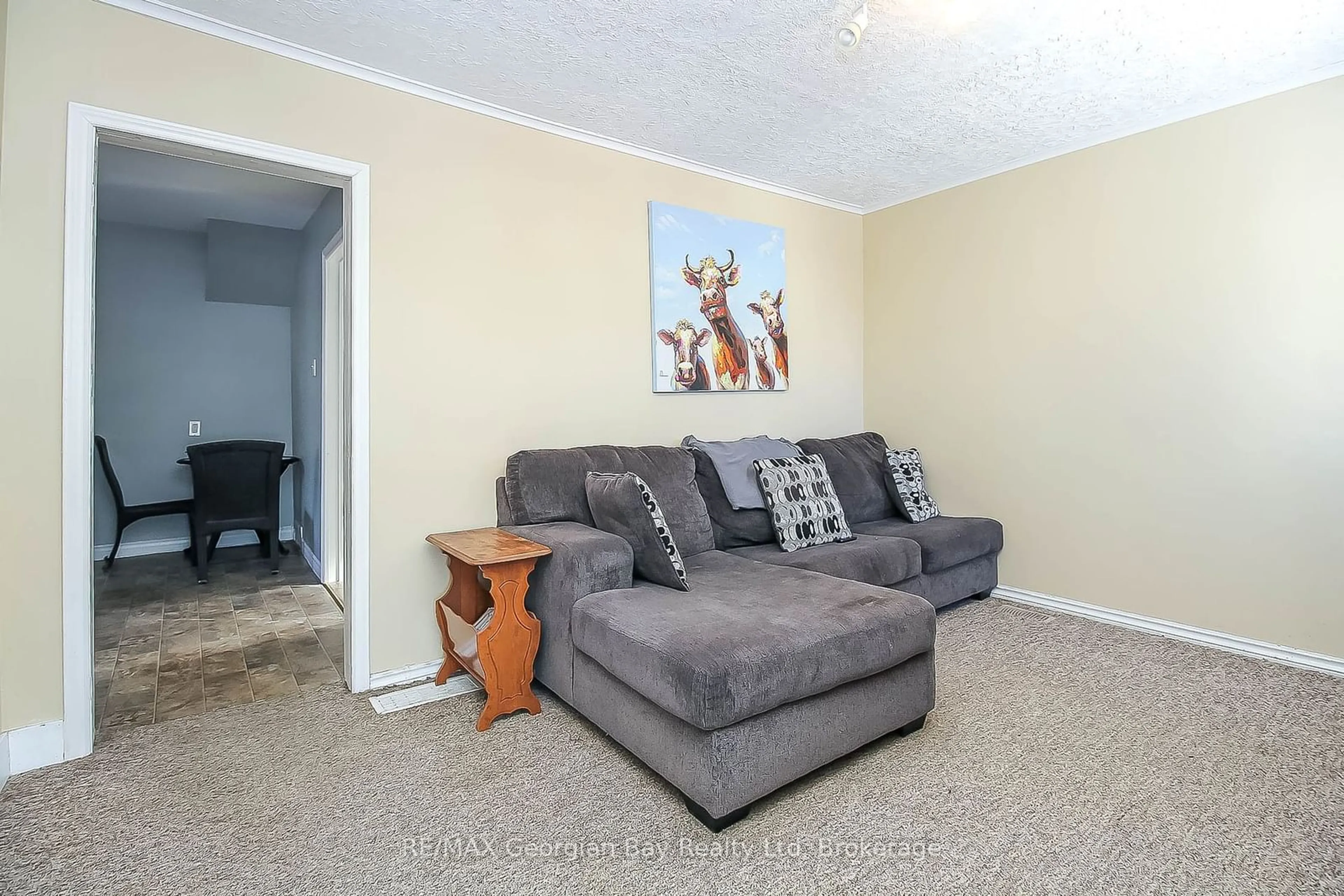 Living room with furniture, carpet floor for 405 BAY St, Midland Ontario L4R 1K7