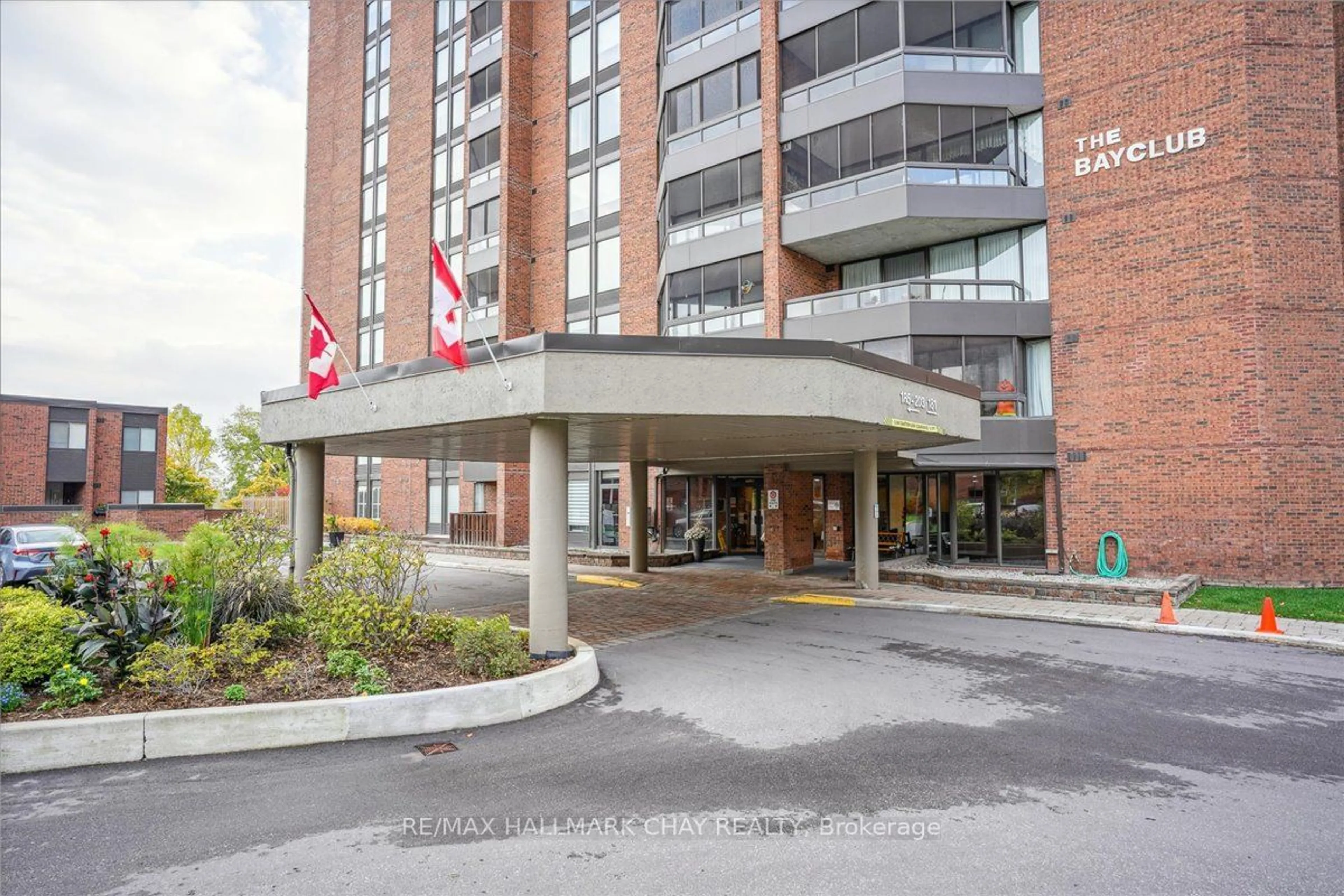 Indoor foyer for 181 Collier St #106, Barrie Ontario L4M 5L6