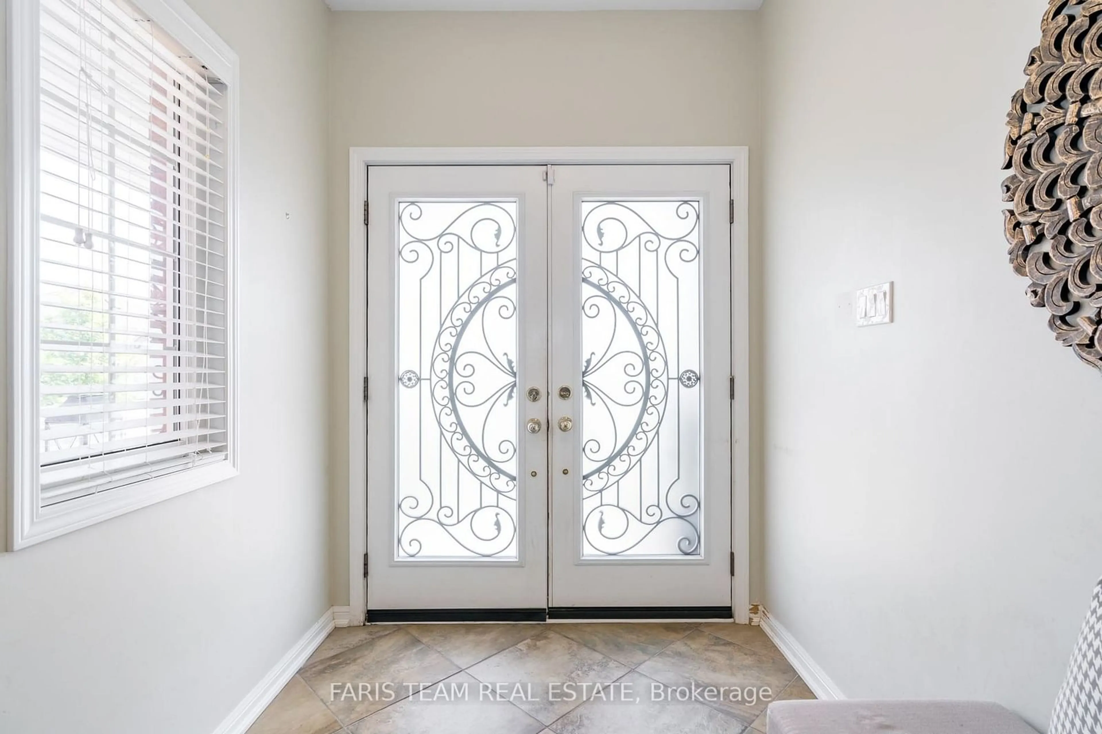 Indoor entryway for 22 Commonwealth Rd, Barrie Ontario L4M 0E1