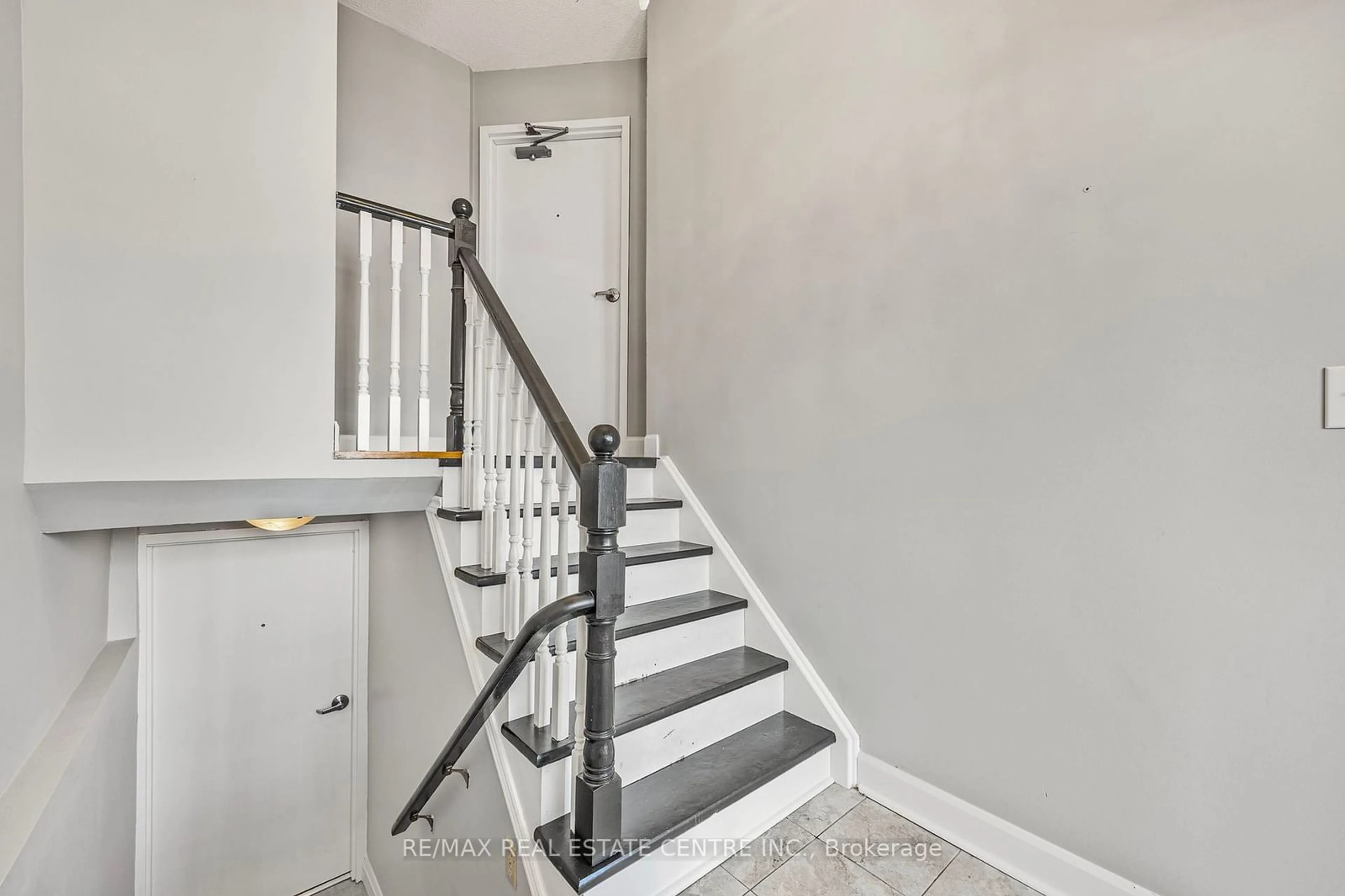 Stairs for 5 Harwood Dr, Barrie Ontario L4N 7C1