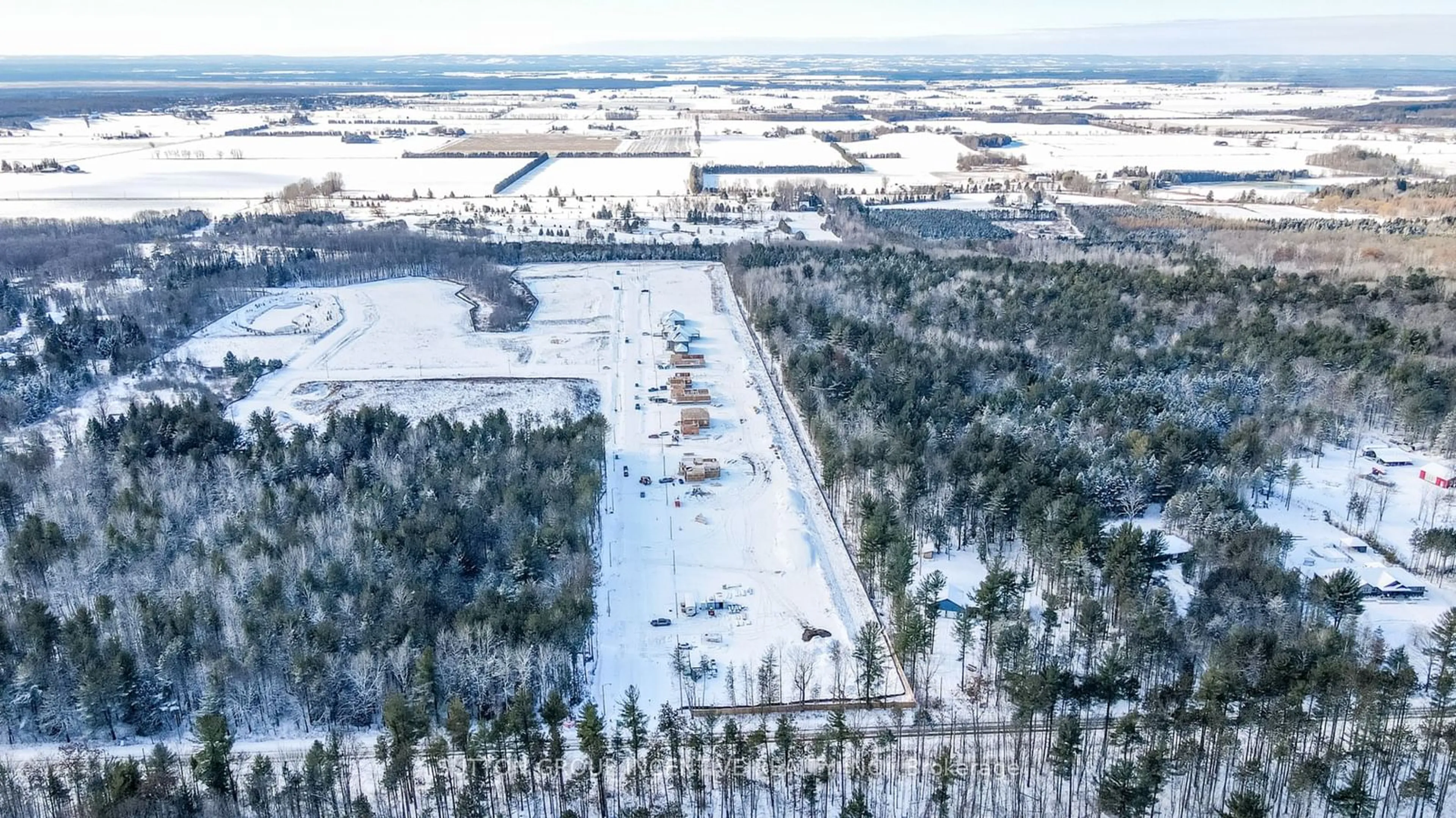 A pic from outside/outdoor area/front of a property/back of a property/a pic from drone, unknown for 28 Cottonwood St, Springwater Ontario L9X 2E5