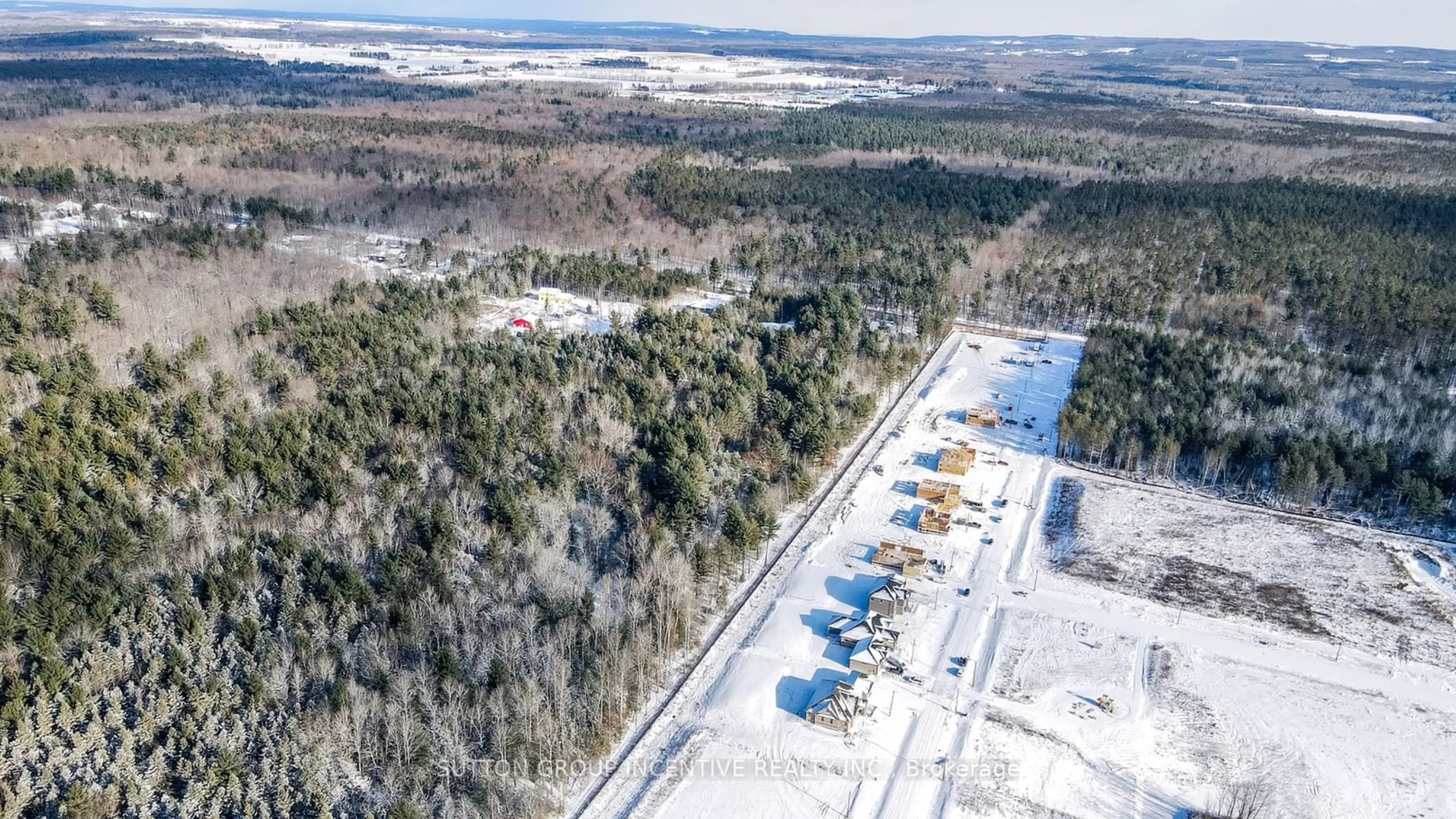 A pic from outside/outdoor area/front of a property/back of a property/a pic from drone, unknown for 28 Cottonwood St, Springwater Ontario L9X 2E5