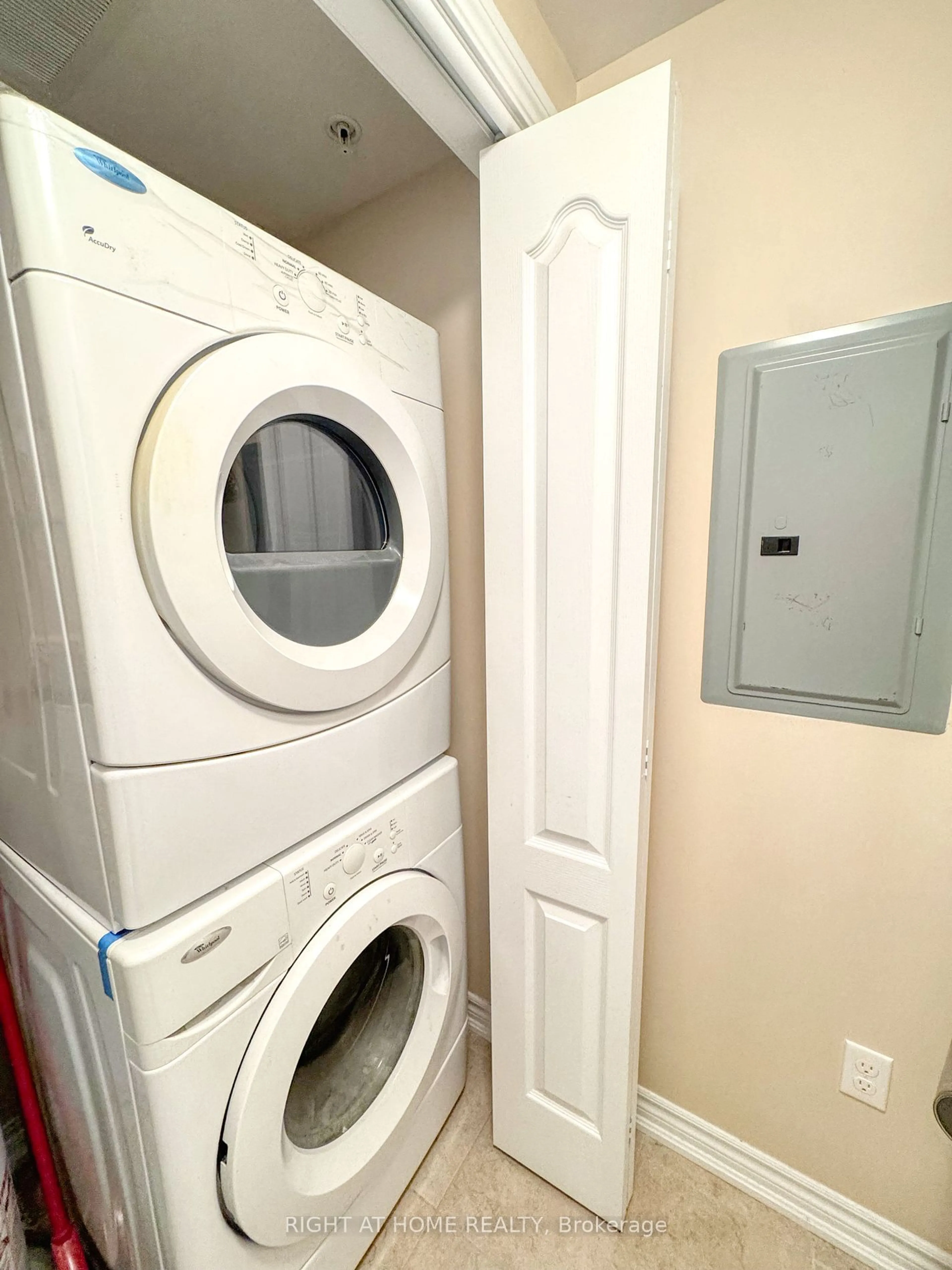 Laundry room for 39 Ferndale Dr #210, Barrie Ontario L4N 5T5