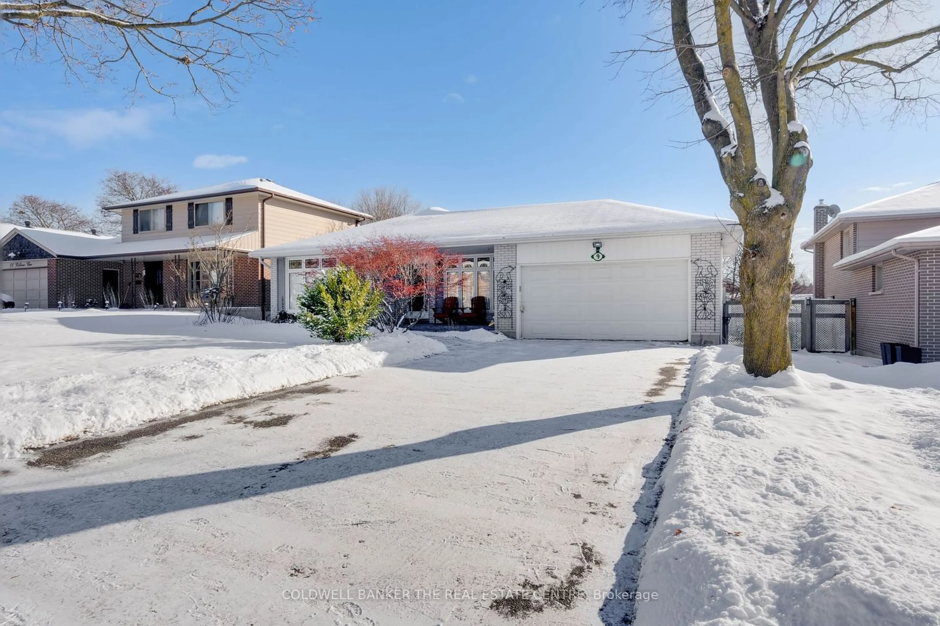 A pic from outside/outdoor area/front of a property/back of a property/a pic from drone, street for 9 Bellevue Cres, Barrie Ontario L4M 2S9