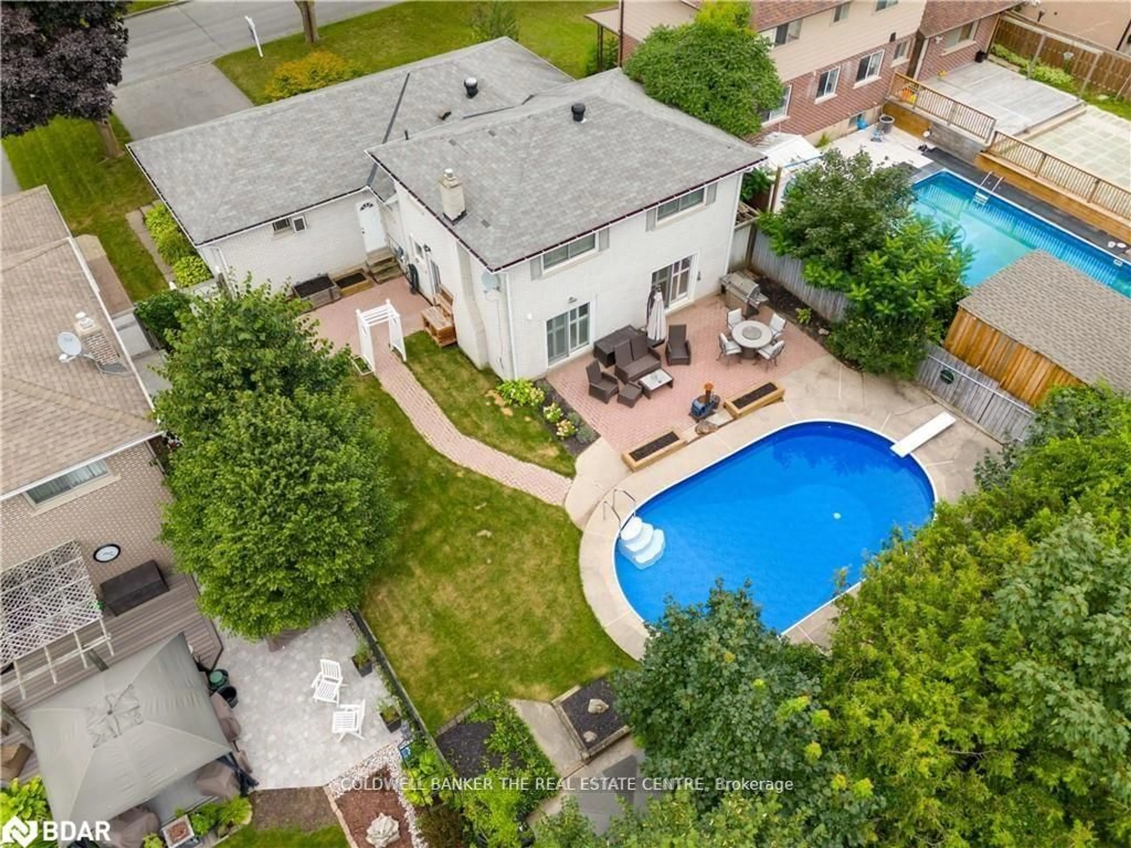 A pic from outside/outdoor area/front of a property/back of a property/a pic from drone, unknown for 9 Bellevue Cres, Barrie Ontario L4M 2S9