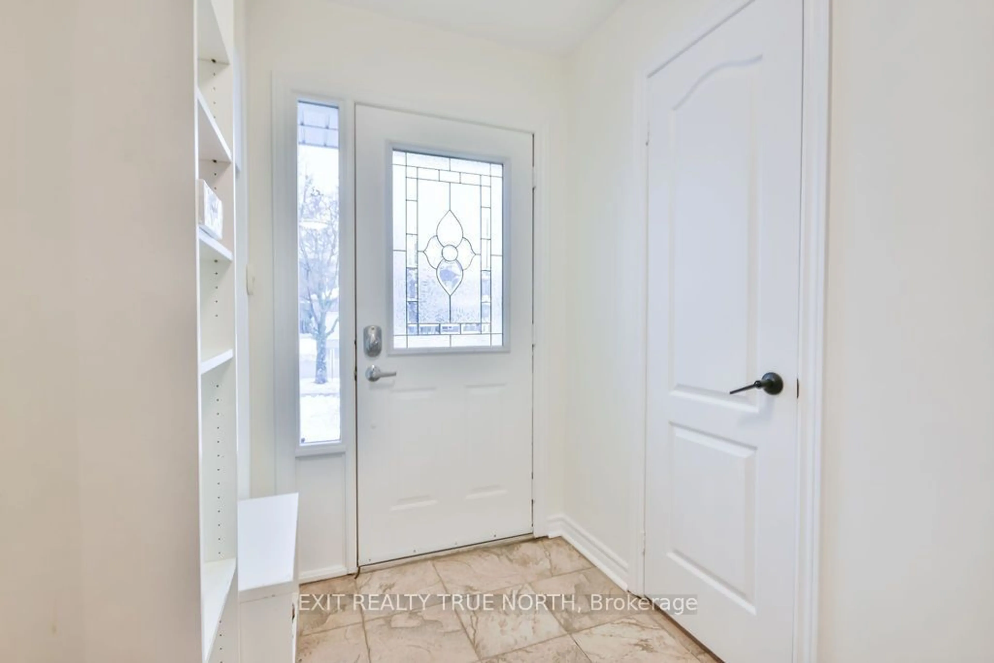 Indoor entryway for 33 Brown Wood Dr, Barrie Ontario L4M 6N5