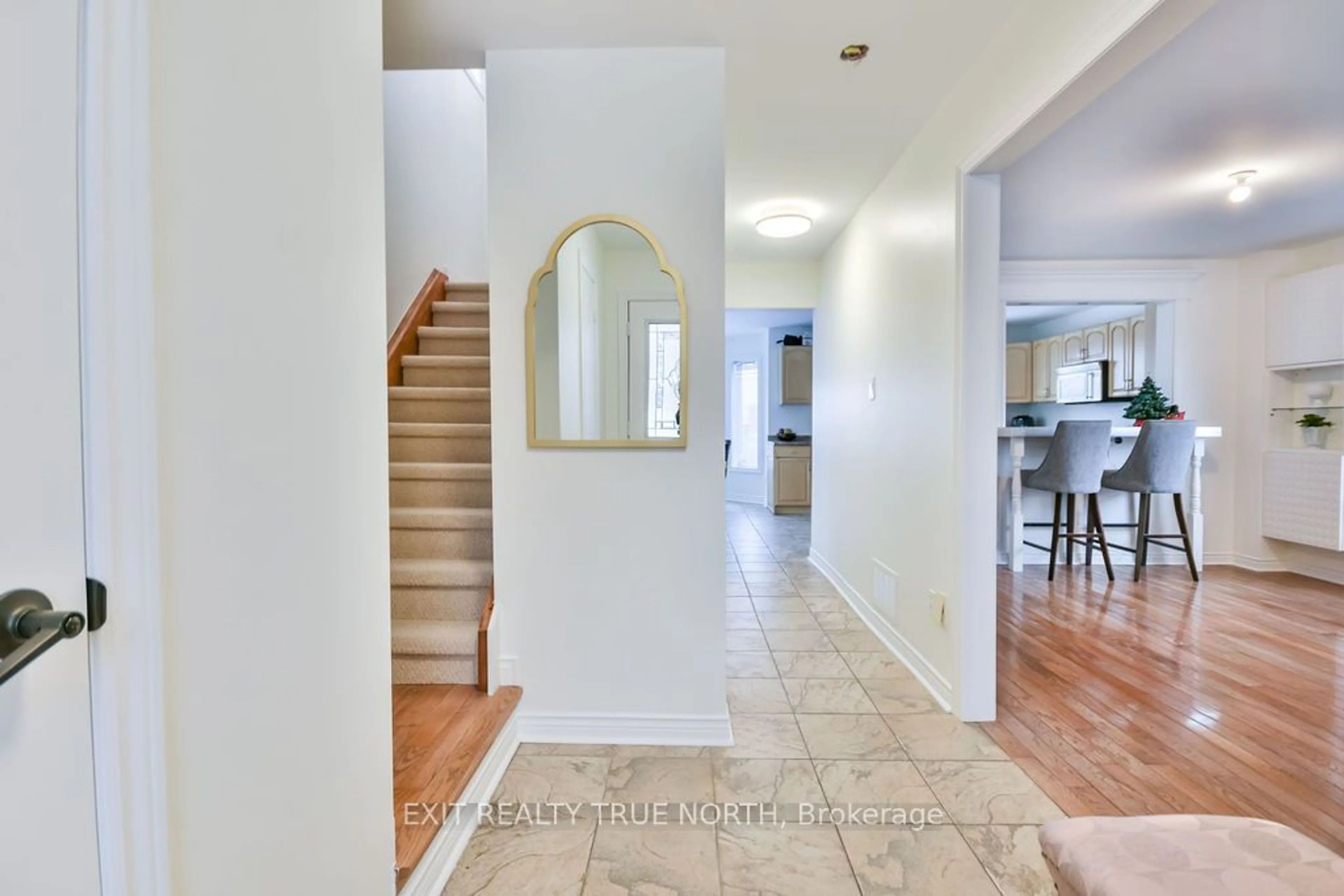 Indoor entryway for 33 Brown Wood Dr, Barrie Ontario L4M 6N5