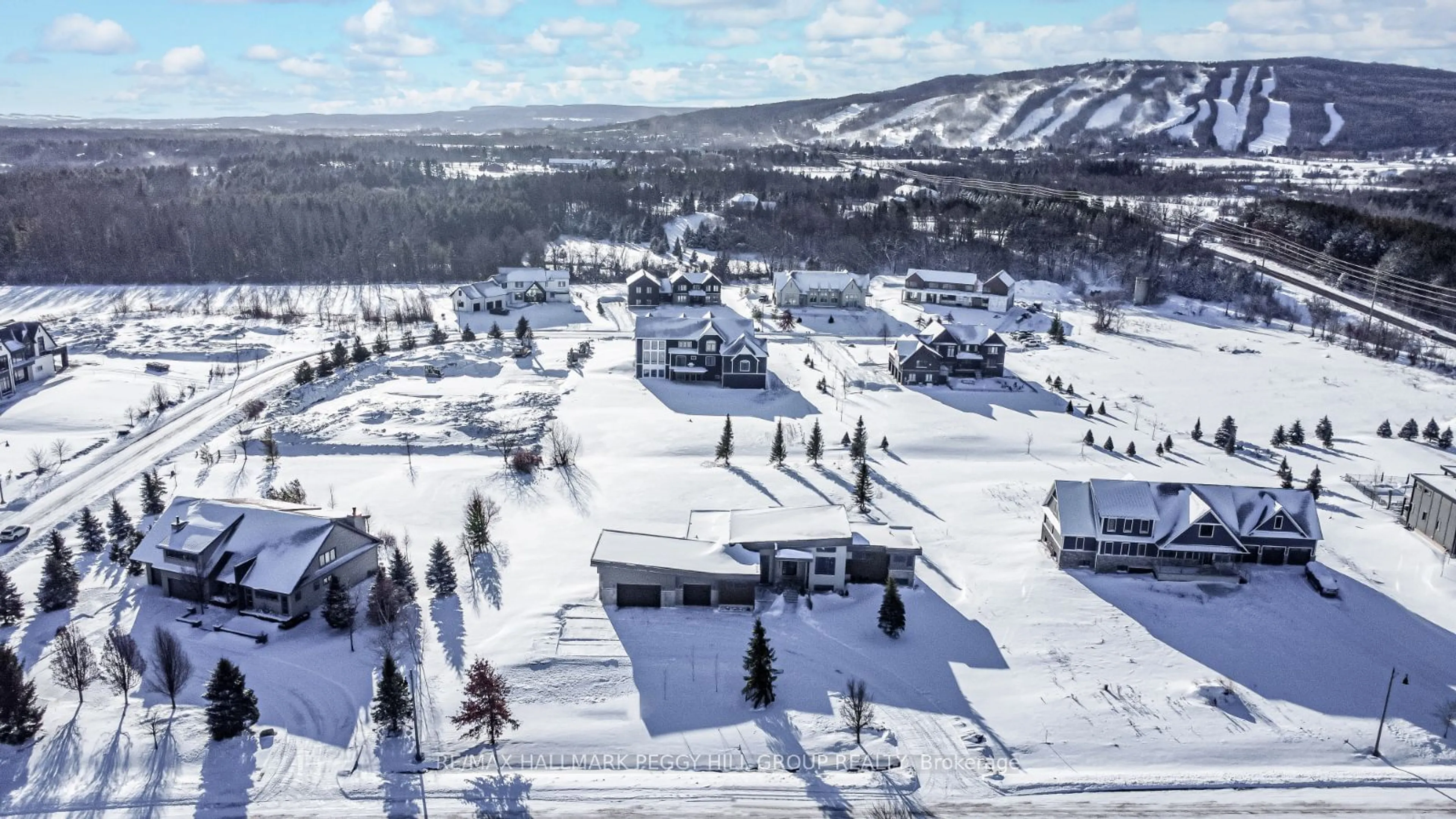 A pic from outside/outdoor area/front of a property/back of a property/a pic from drone, mountain view for 7 Meadowlark Way, Collingwood Ontario L9Y 0K1