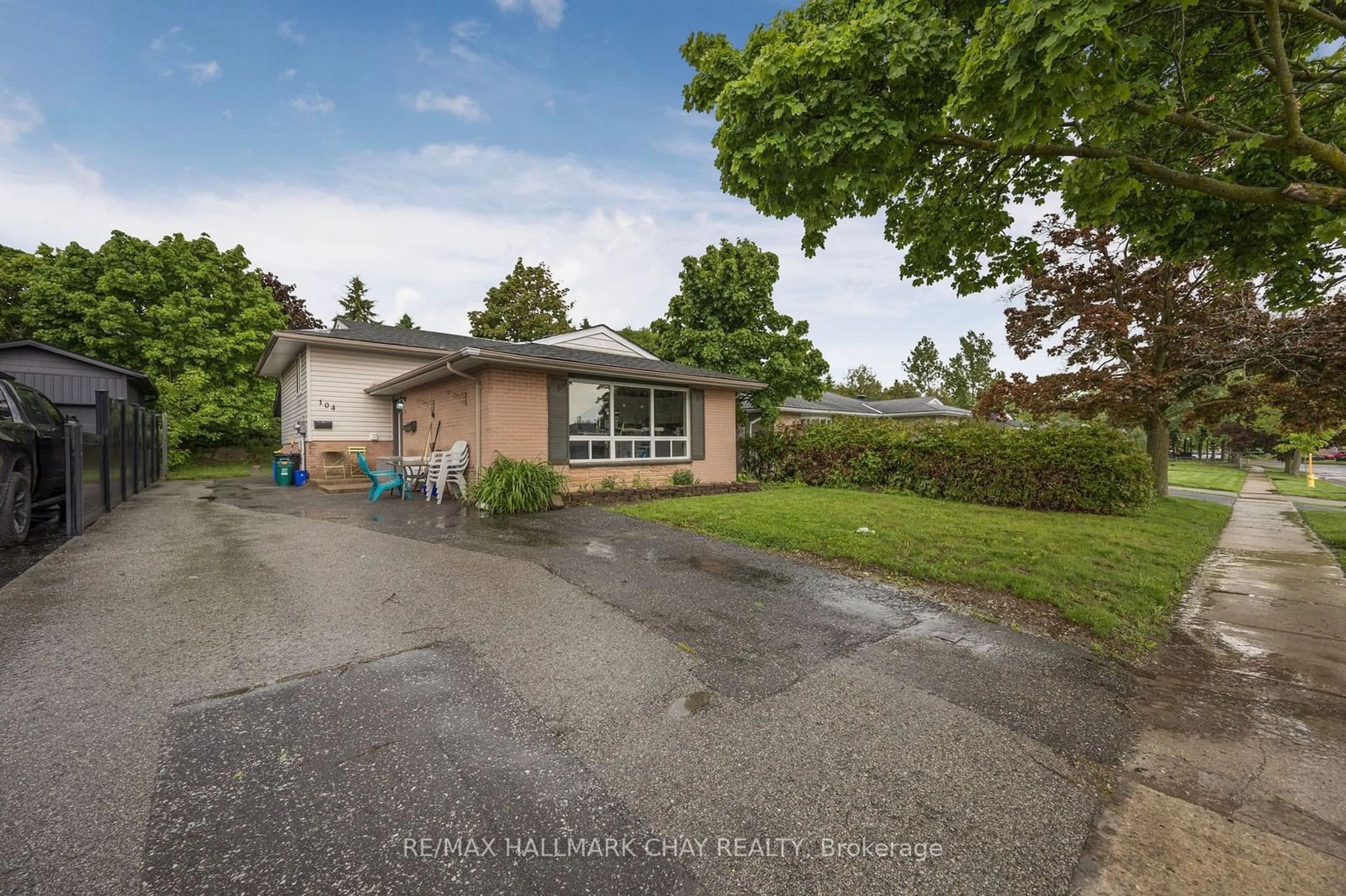 A pic from outside/outdoor area/front of a property/back of a property/a pic from drone, street for 104 Daphne Cres #1, 2, 3, Barrie Ontario L4M 2Z1