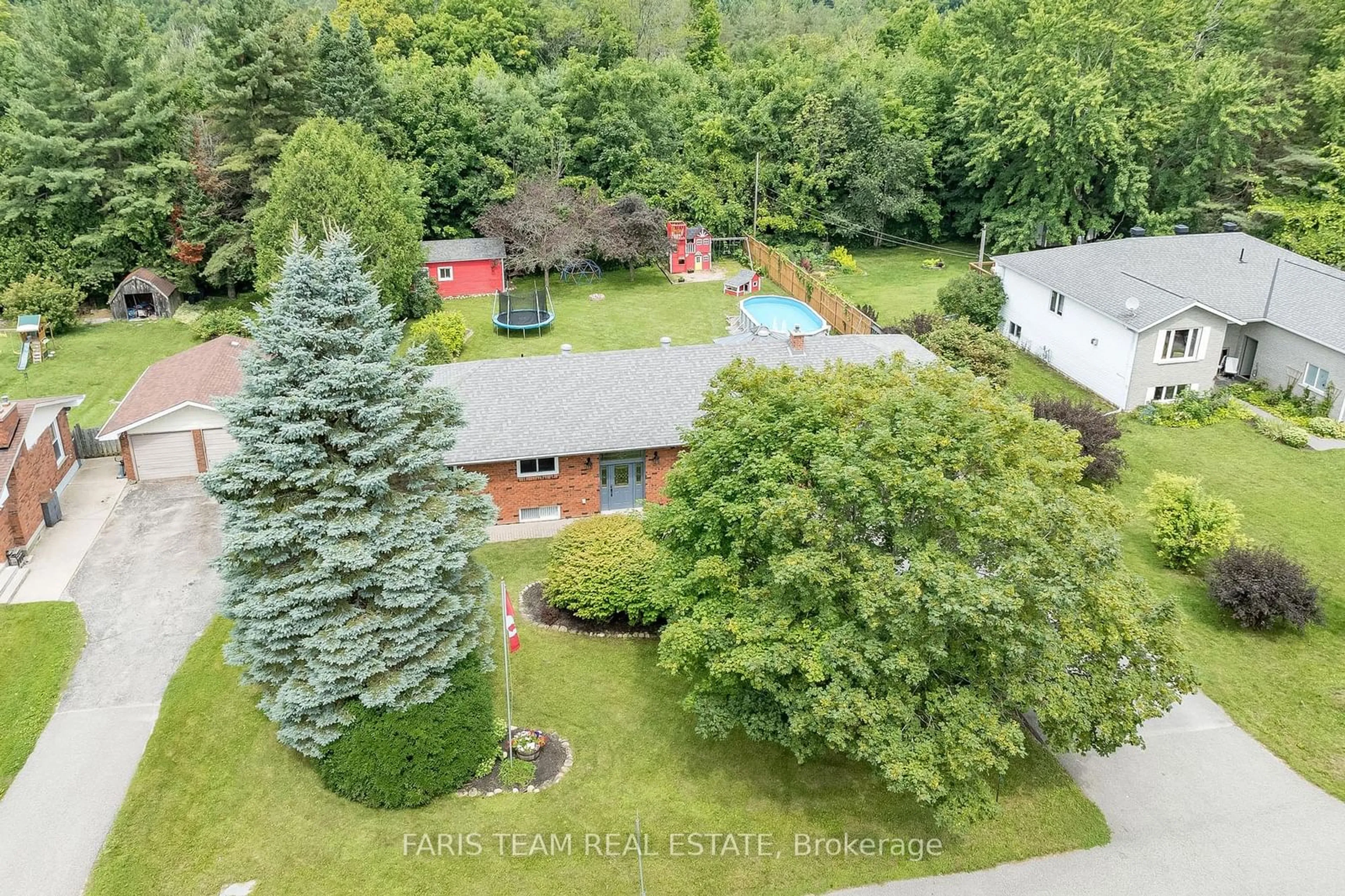 A pic from outside/outdoor area/front of a property/back of a property/a pic from drone, unknown for 220 Moonstone Rd, Oro-Medonte Ontario L0K 1N0