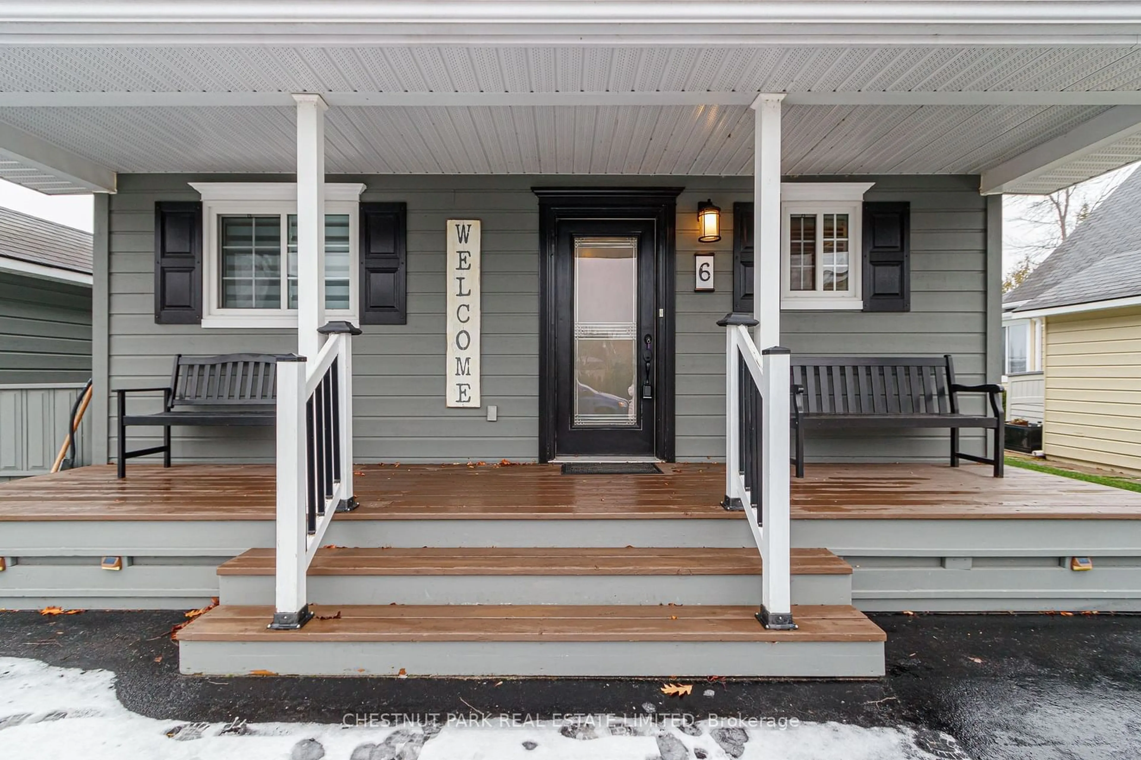 Indoor entryway for 6 Temagami Tr, Wasaga Beach Ontario L9Z 1X7