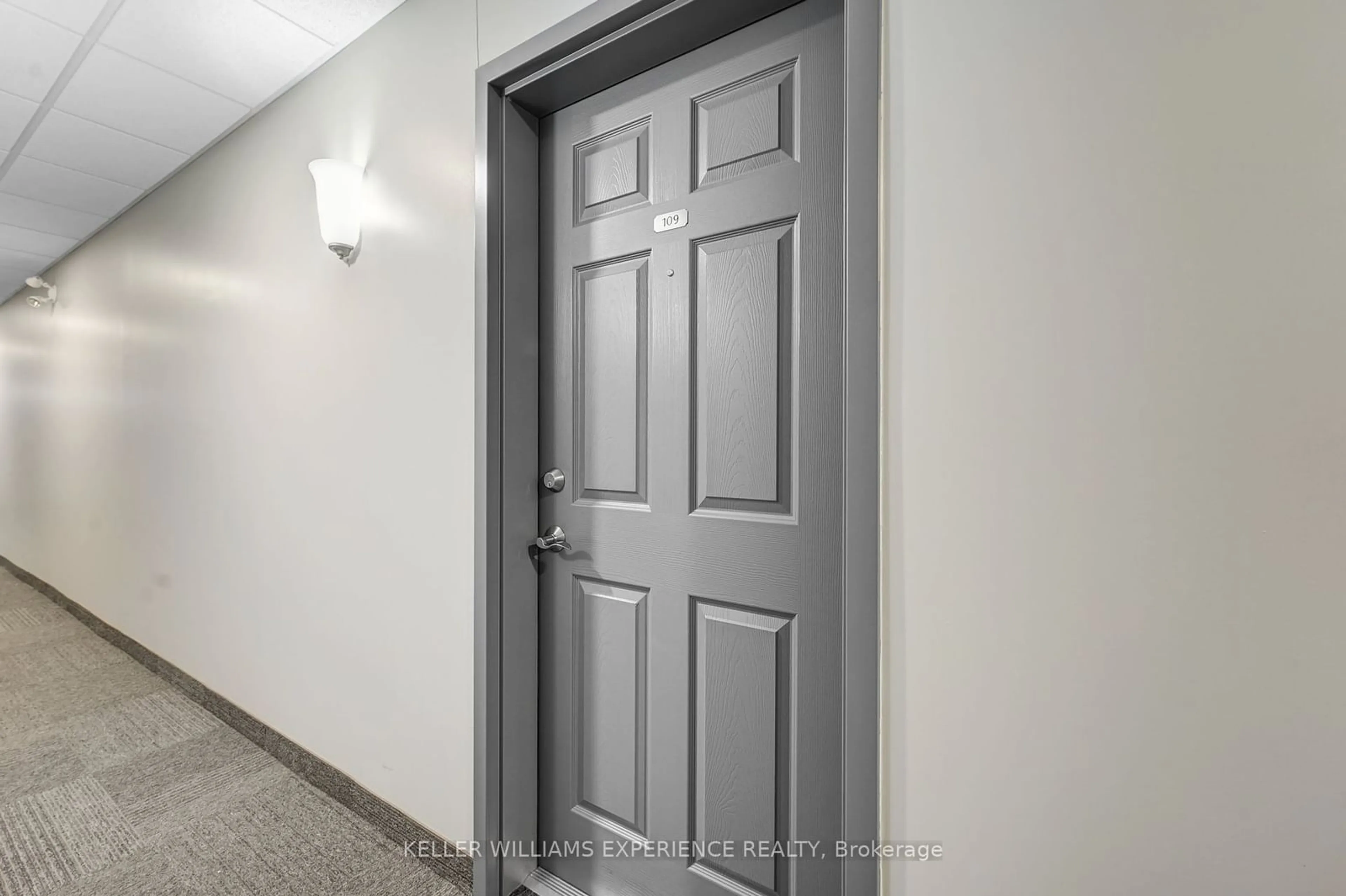 Indoor entryway for 500 Mapleview Dr #109, Barrie Ontario L4N 6C3