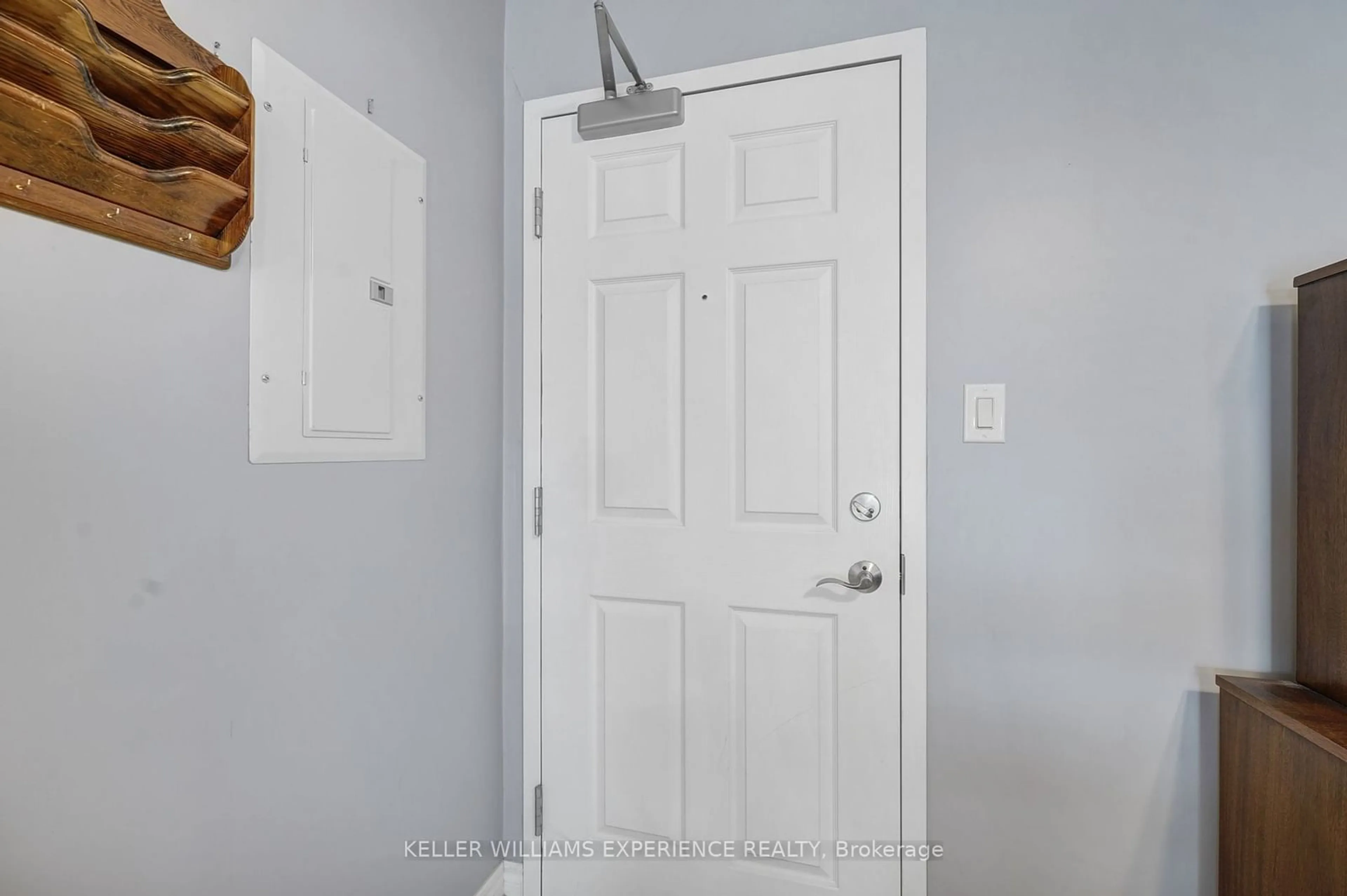 Indoor entryway for 500 Mapleview Dr #109, Barrie Ontario L4N 6C3