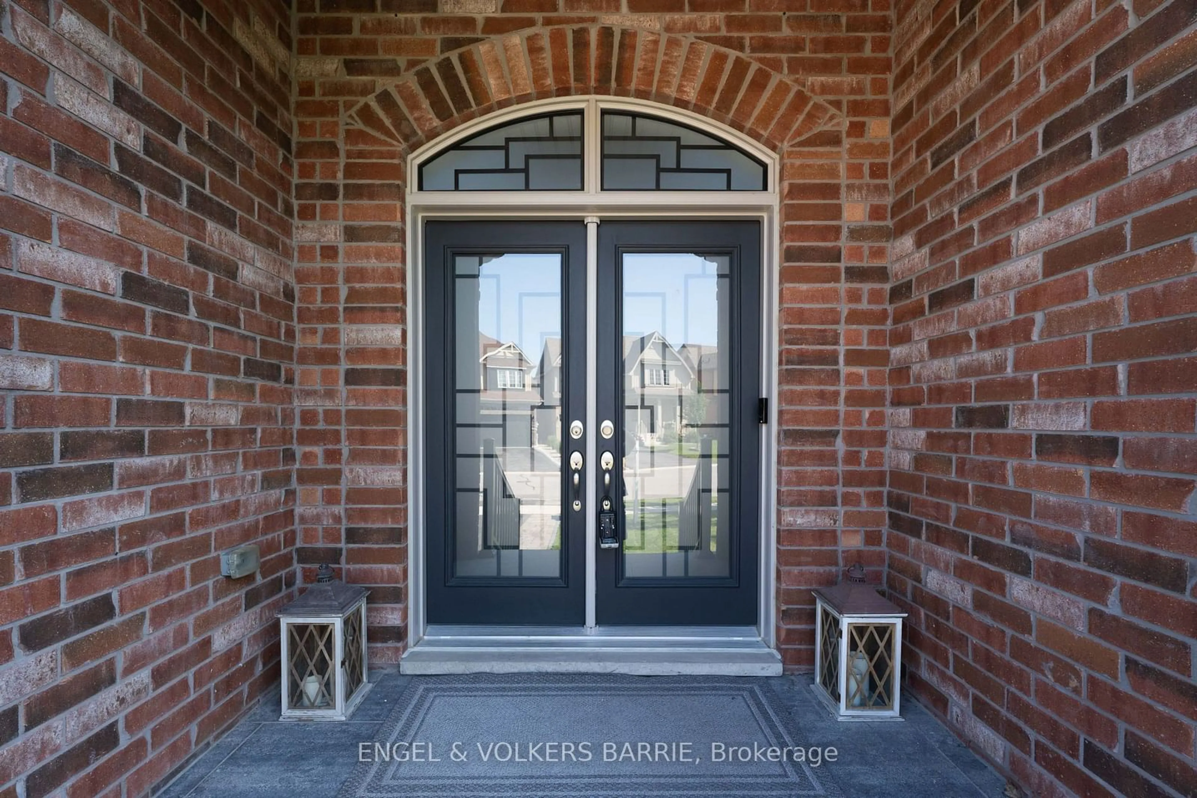 Indoor entryway for 61 Oliver's Mill Rd, Springwater Ontario L9X 0S7