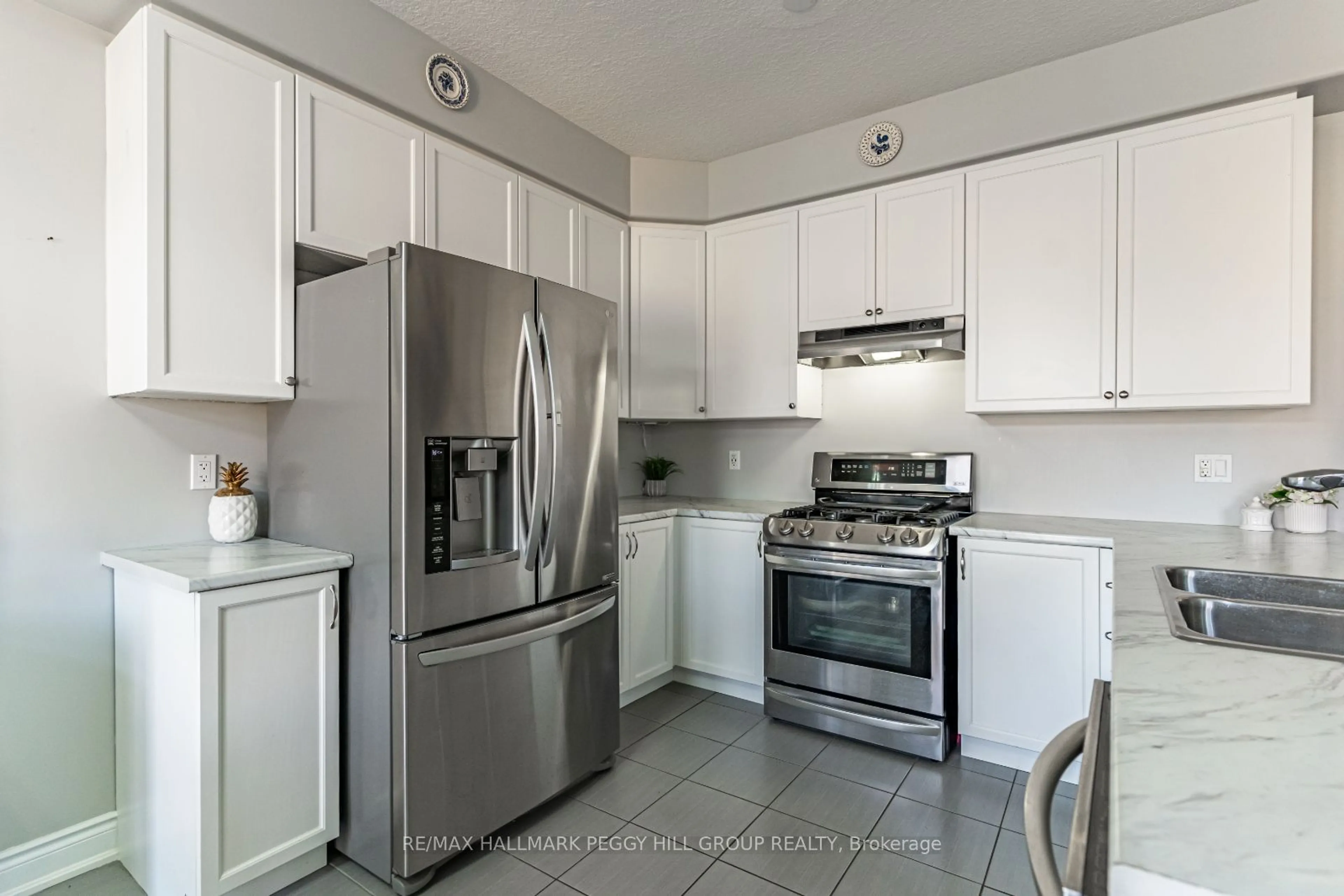 Standard kitchen, unknown for 82 Nathan Cres, Barrie Ontario L4N 0S6