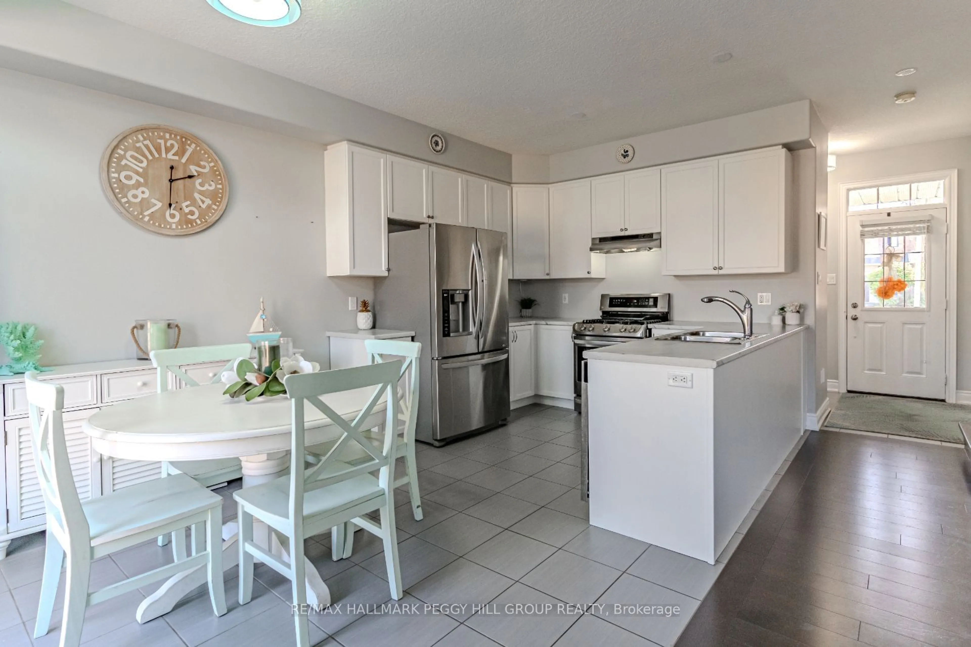 Open concept kitchen, ceramic/tile floor for 82 Nathan Cres, Barrie Ontario L4N 0S6