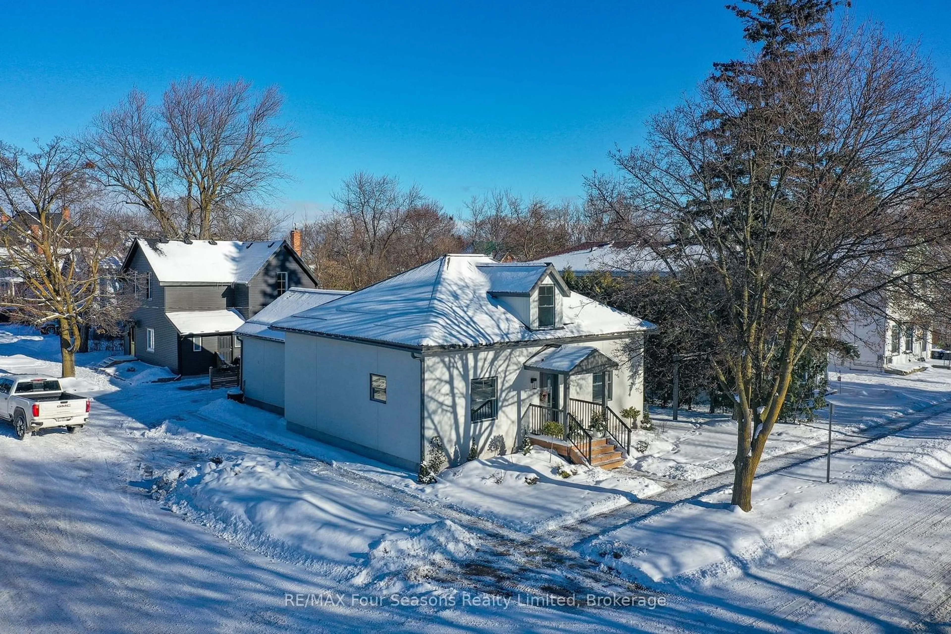 A pic from outside/outdoor area/front of a property/back of a property/a pic from drone, street for 147 Second St, Collingwood Ontario L9Y 1E7