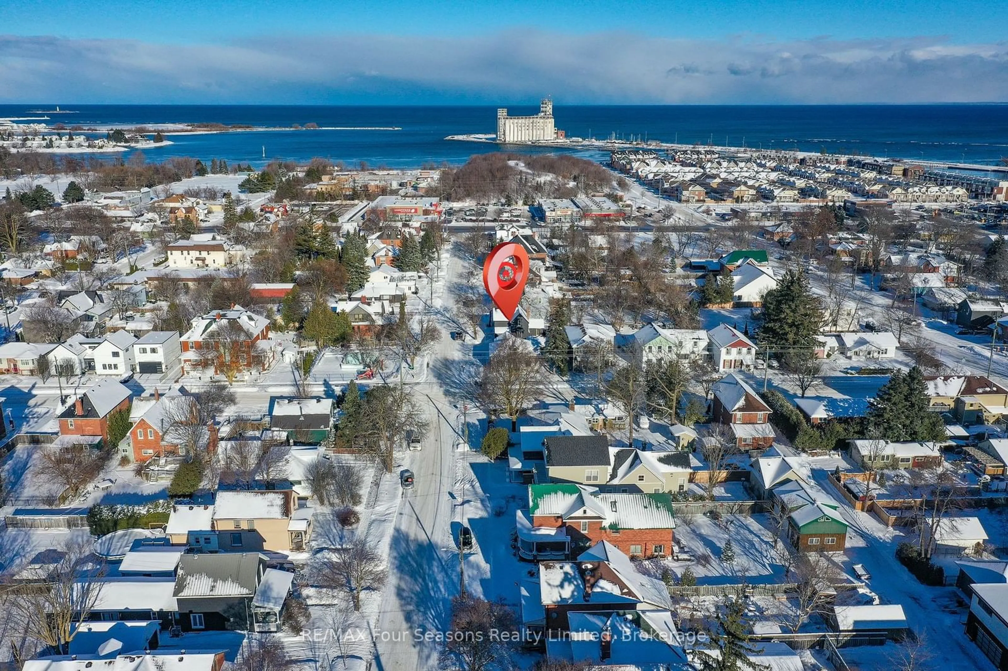 A pic from outside/outdoor area/front of a property/back of a property/a pic from drone, street for 147 Second St, Collingwood Ontario L9Y 1E7