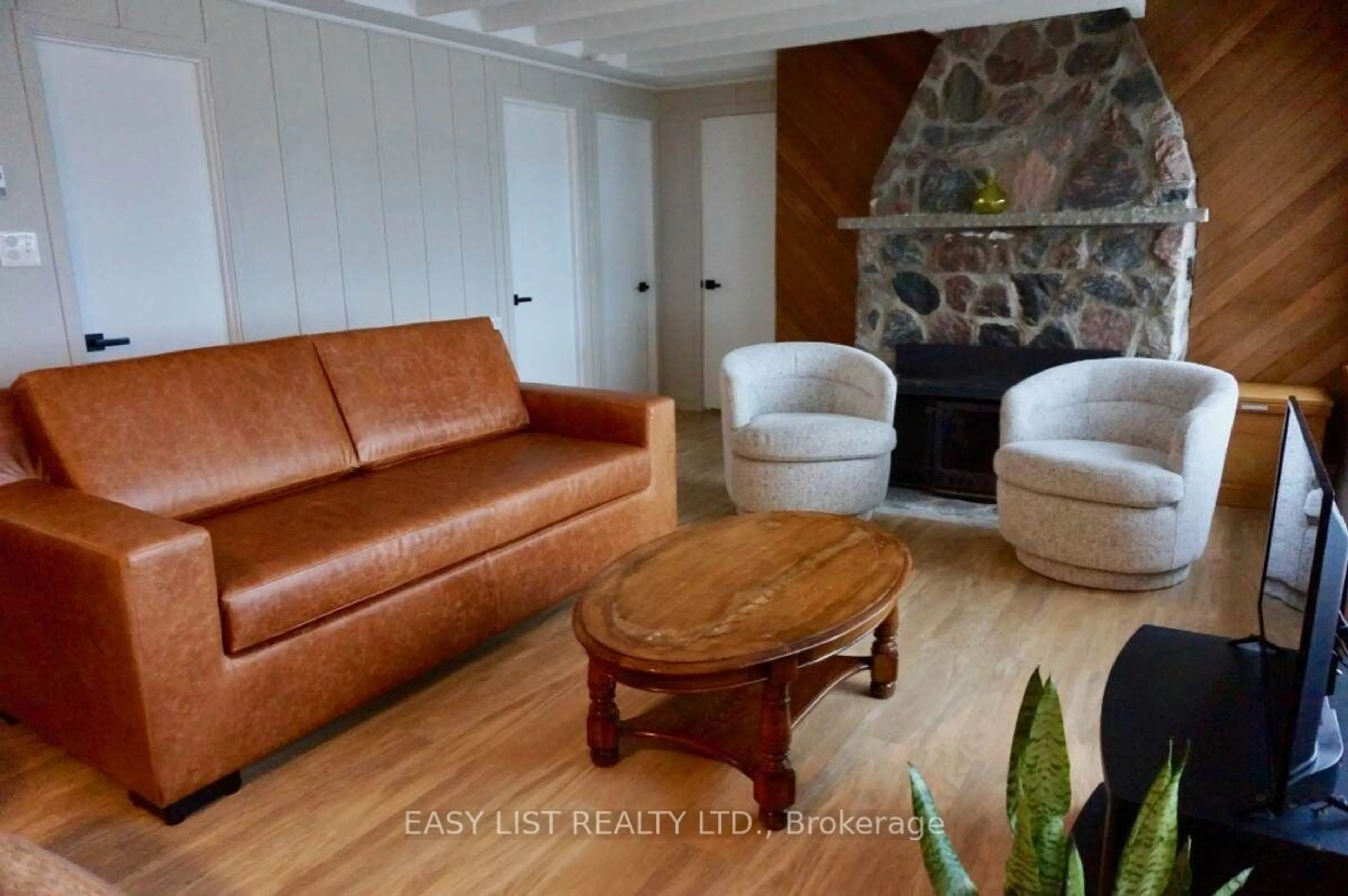 Living room with furniture, wood/laminate floor for 1536 Tiny Beaches Rd, Tiny Ontario L9M 0J2