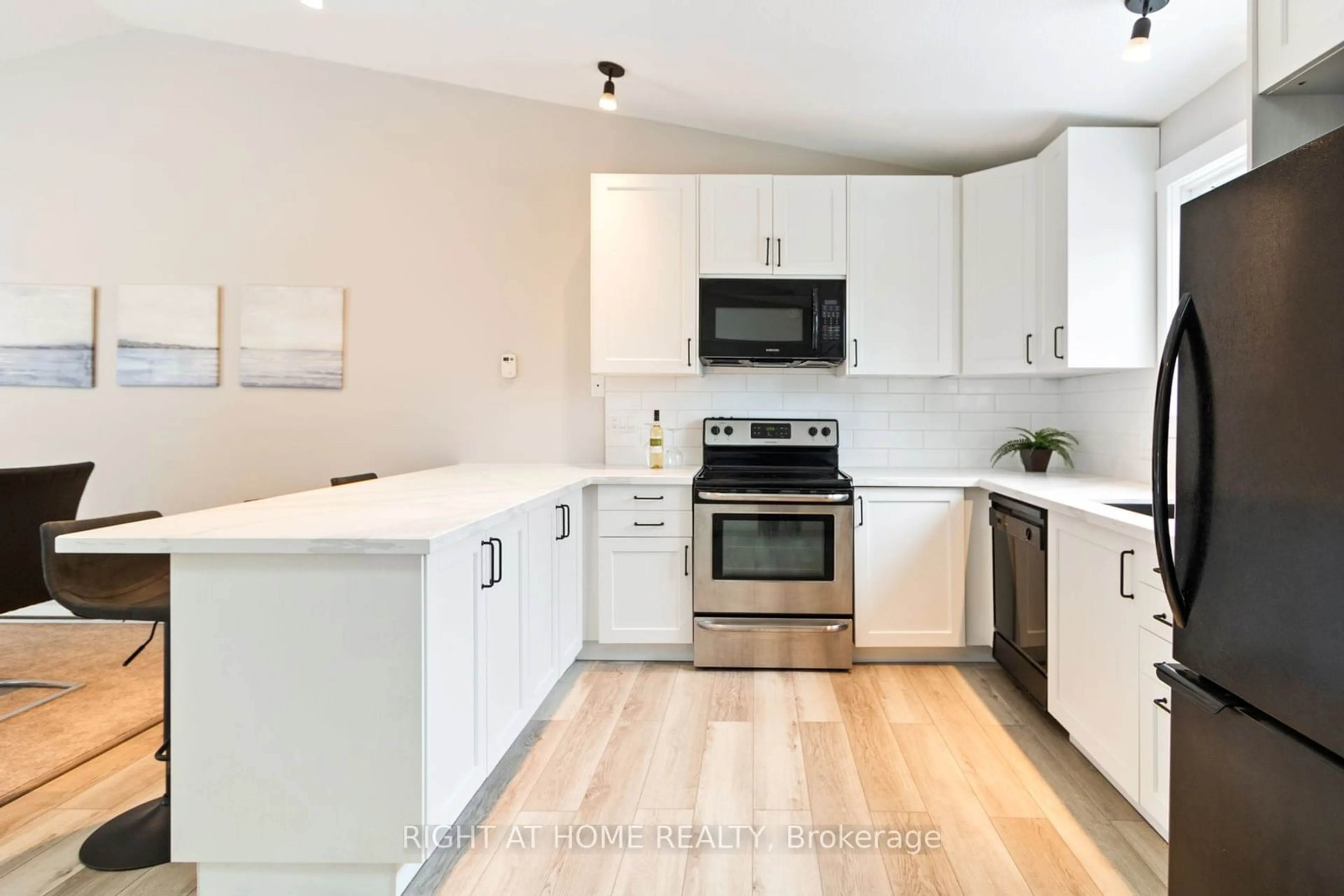 Open concept kitchen, unknown for 12 Dawson Dr #403, Collingwood Ontario L9Y 5B4