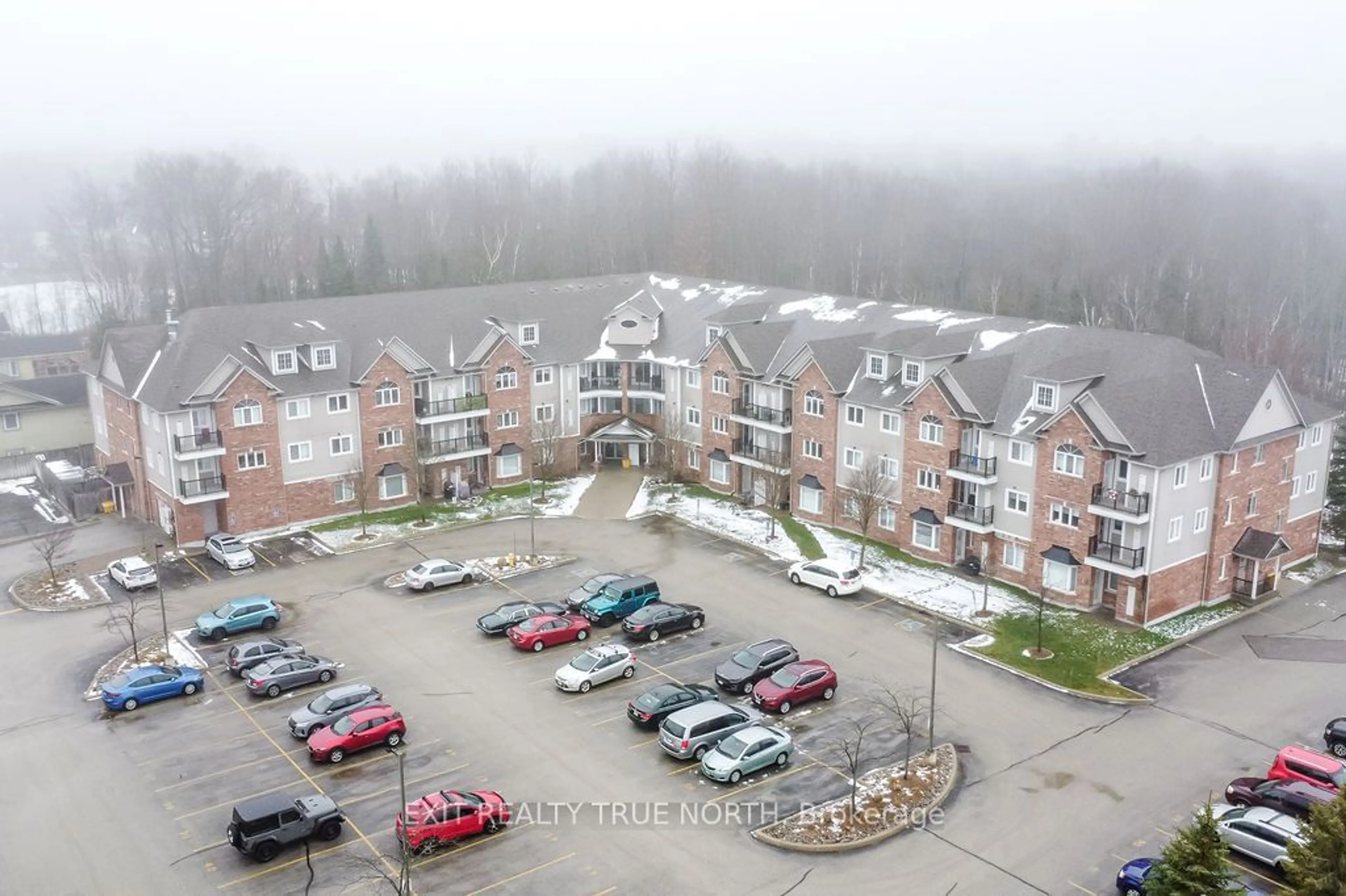 A pic from outside/outdoor area/front of a property/back of a property/a pic from drone, mountain view for 16 Westbury Rd #220, Wasaga Beach Ontario L9Z 0B8