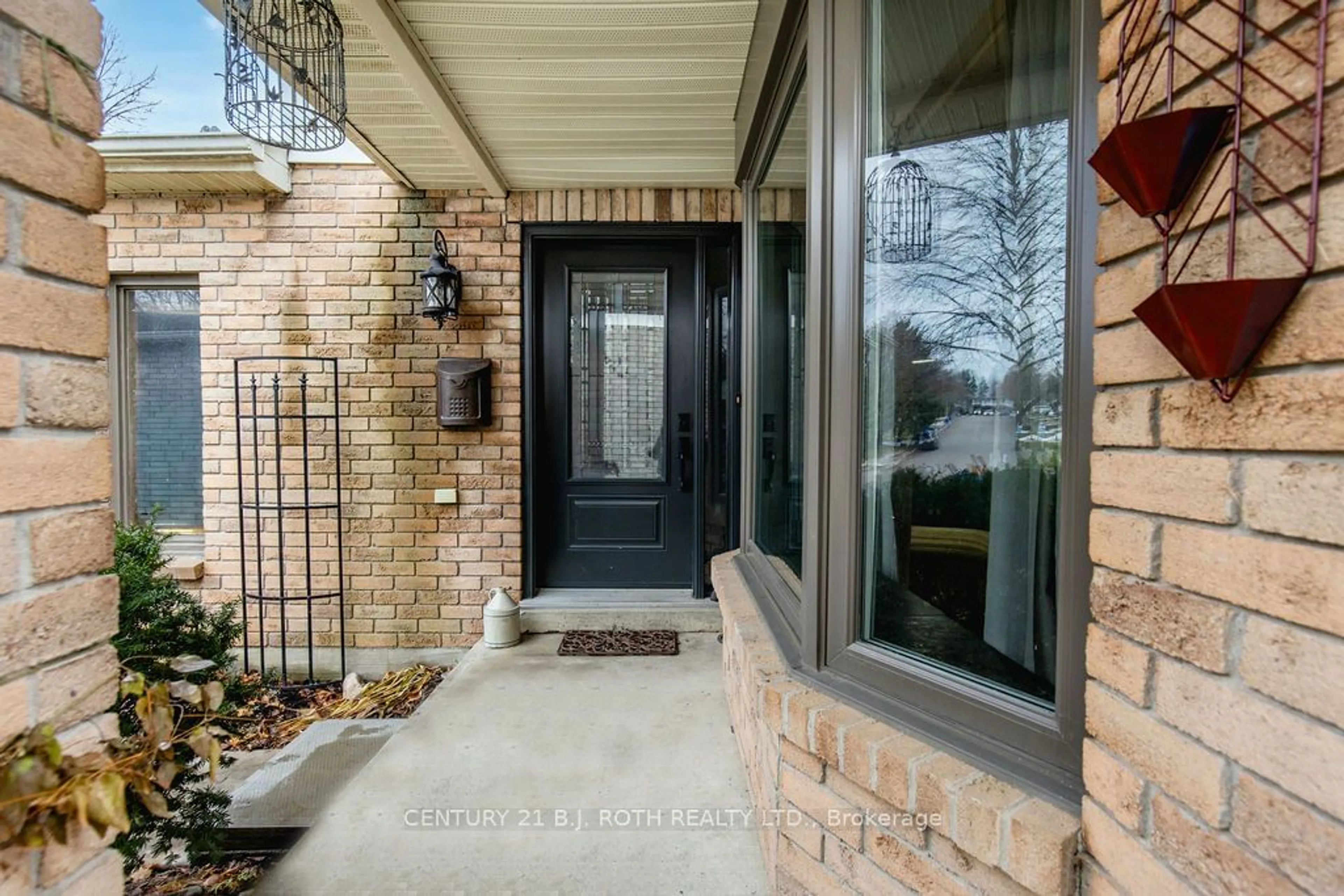 Indoor entryway for 71 Garden Dr, Barrie Ontario L4N 5T9