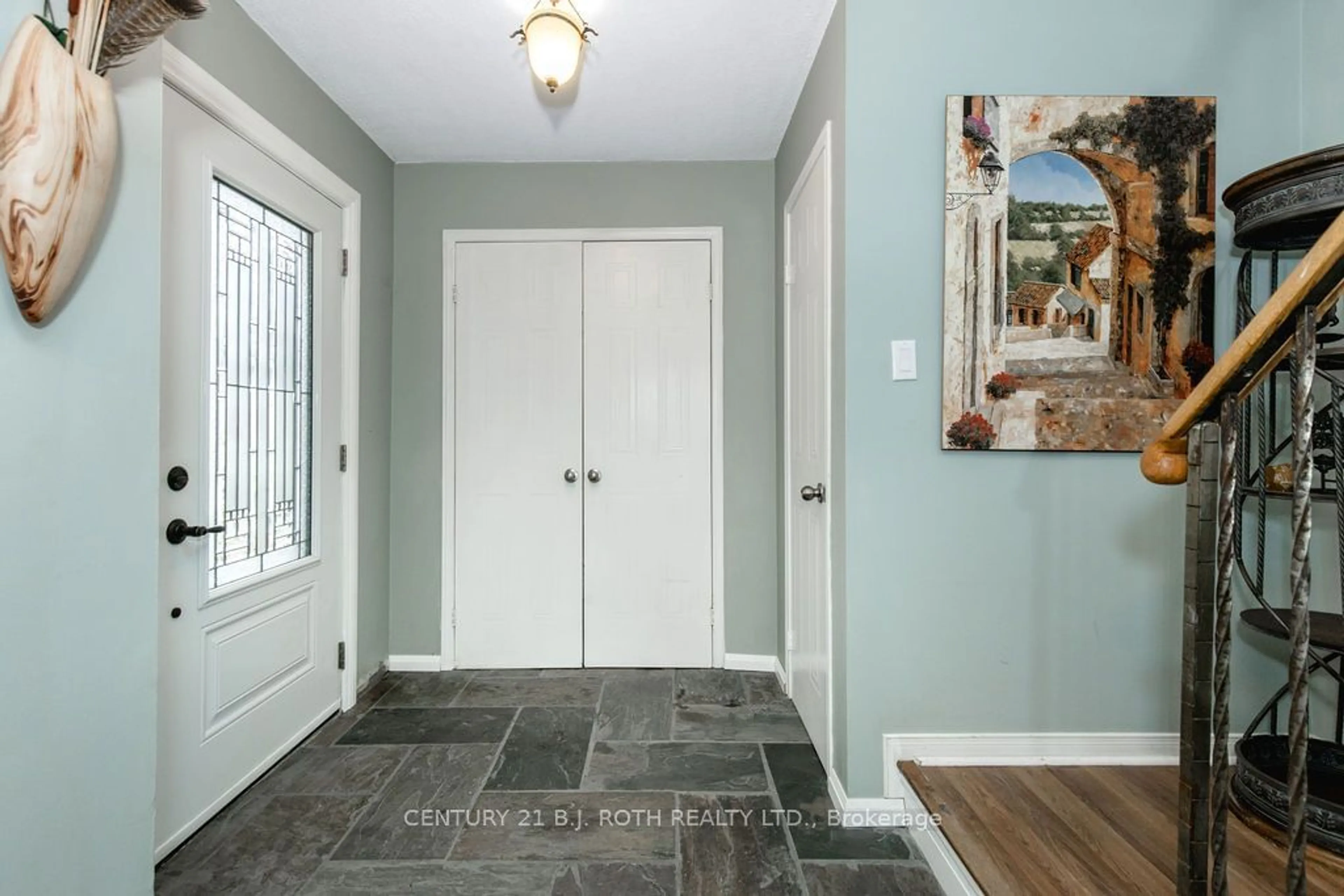 Indoor entryway for 71 Garden Dr, Barrie Ontario L4N 5T9