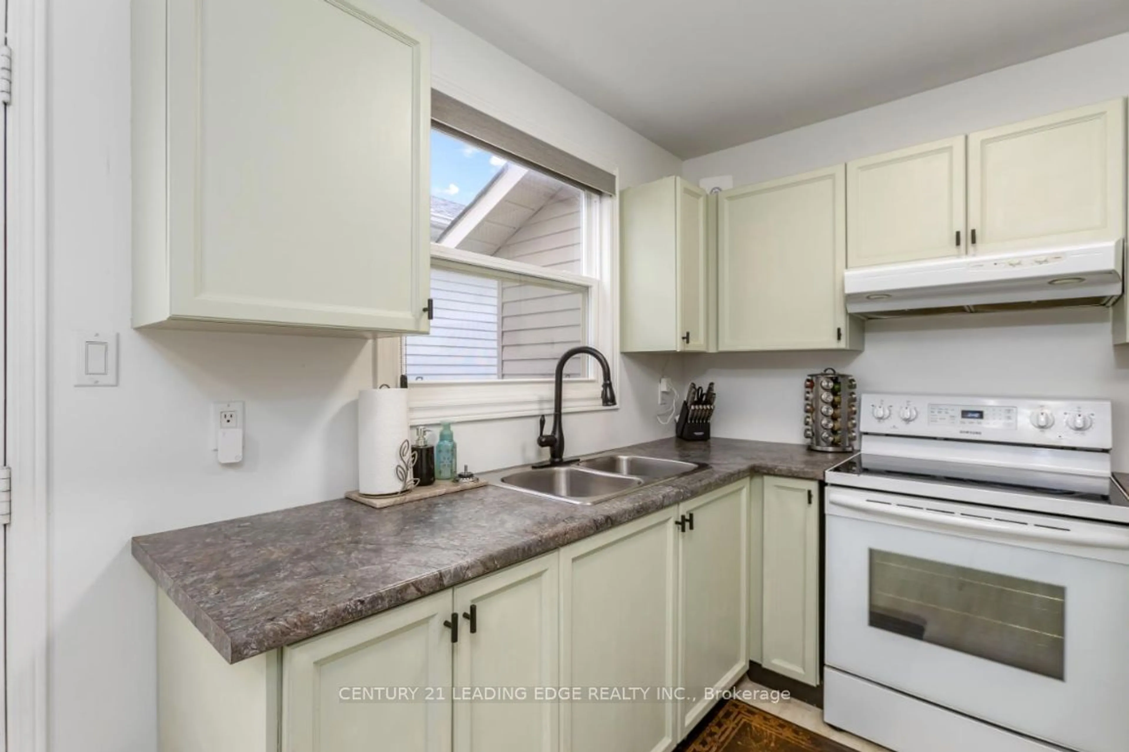 Standard kitchen, unknown for 48 D'AMBROSIO Dr, Barrie Ontario L4N 6V6