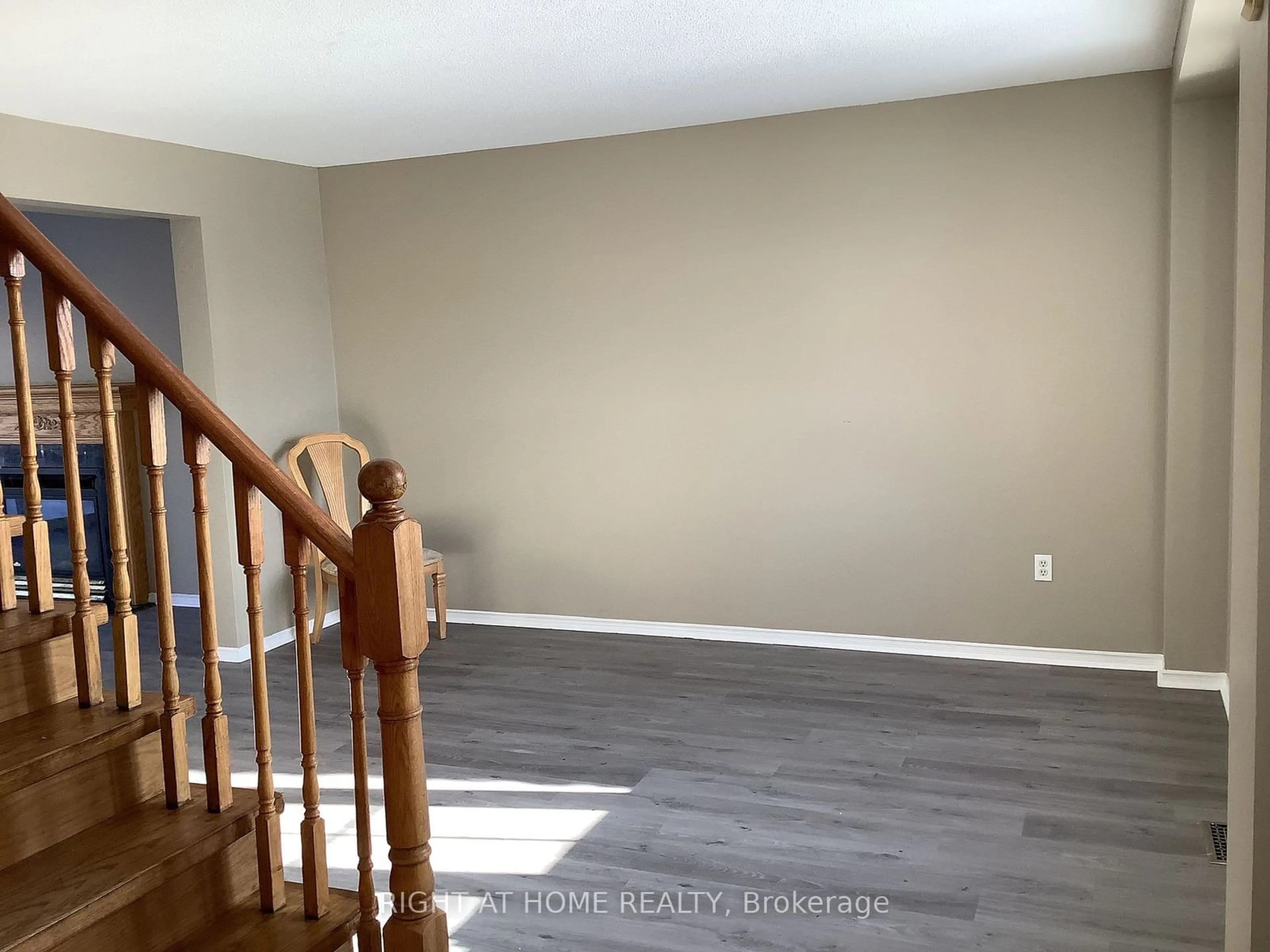 A pic of a room for 214 DUNSMORE Lane, Barrie Ontario L4M 7A3