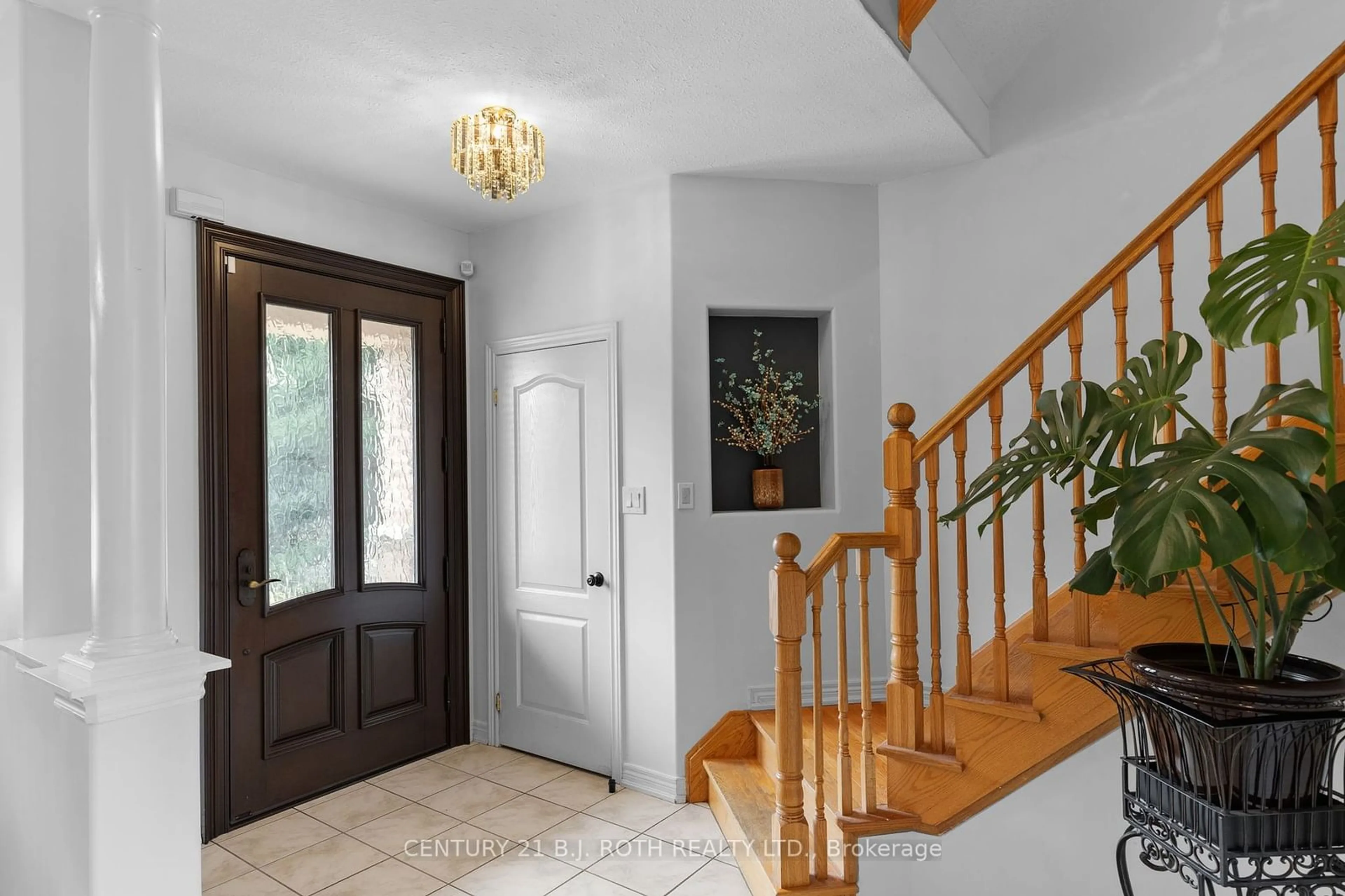 Indoor entryway for 36 STAPLETON Pl, Barrie Ontario L4N 5Z4