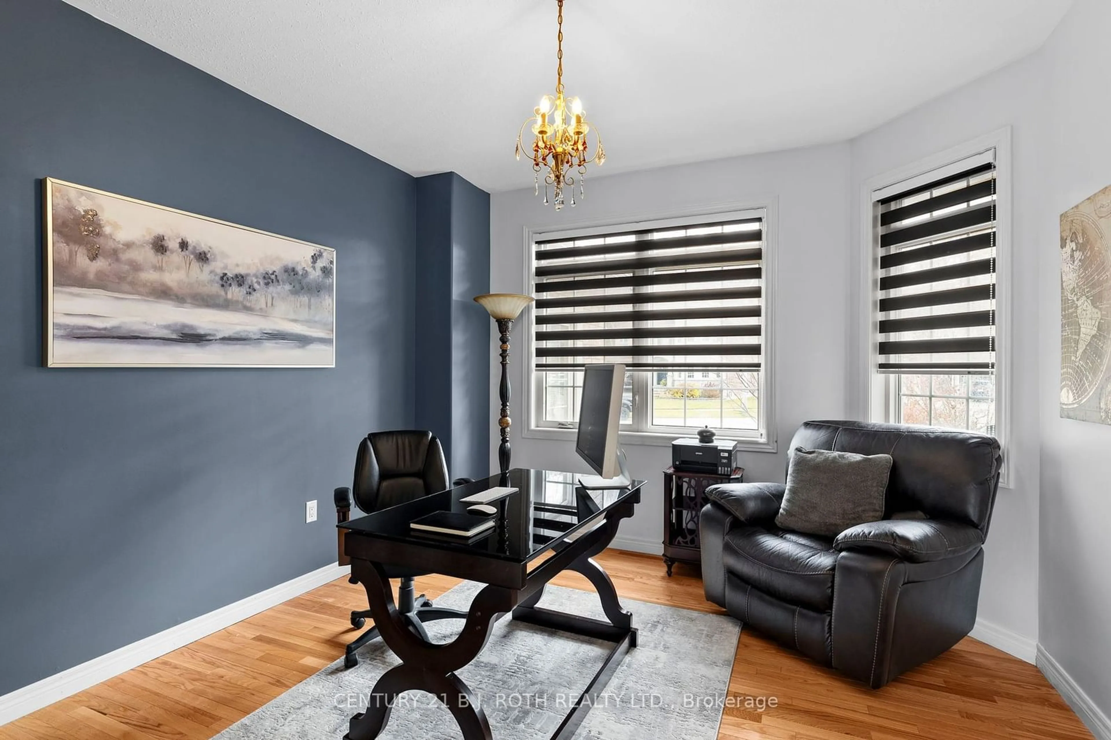 Living room with furniture, wood/laminate floor for 36 STAPLETON Pl, Barrie Ontario L4N 5Z4