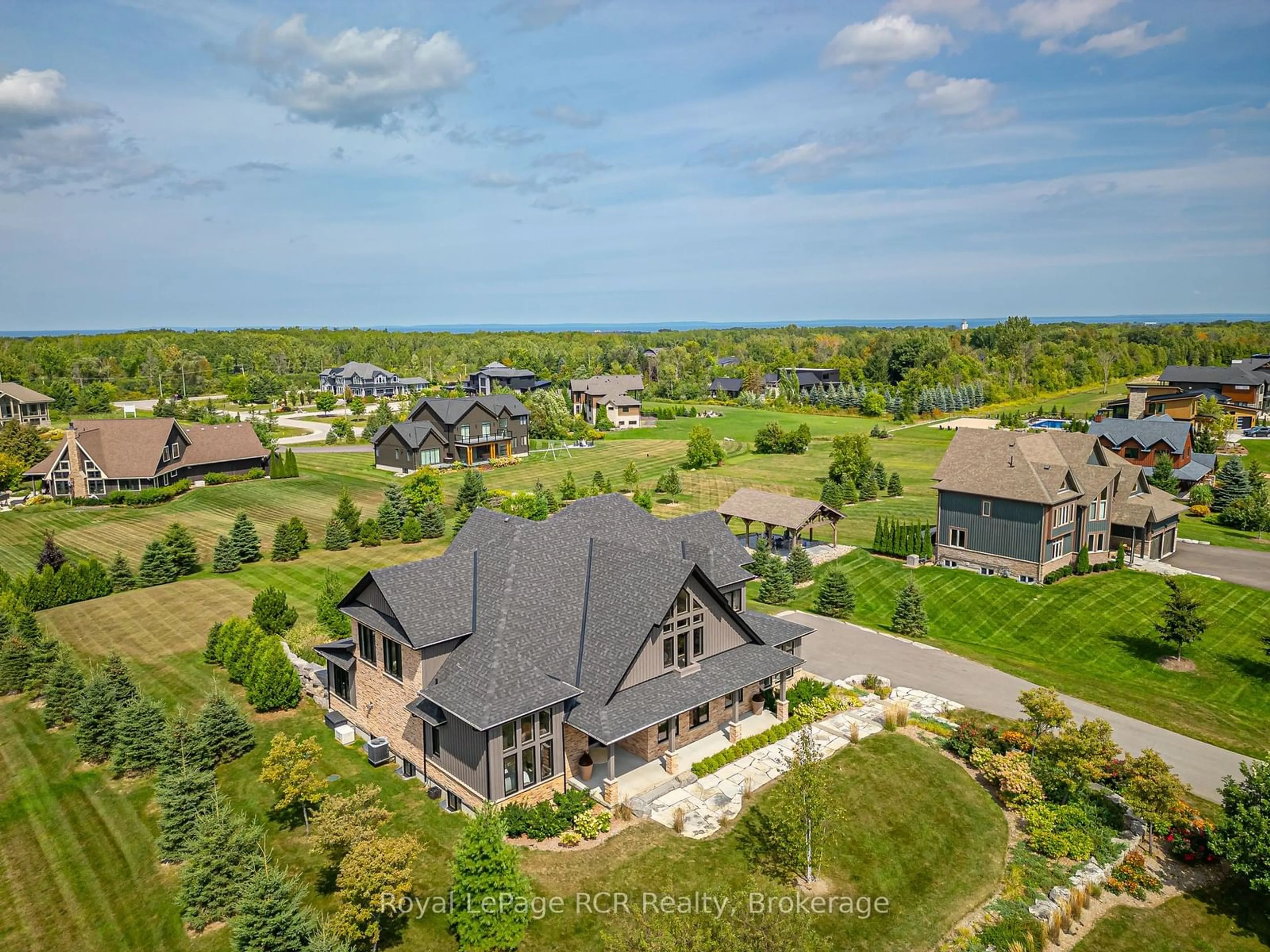 A pic from outside/outdoor area/front of a property/back of a property/a pic from drone, unknown for 4 Meadowlark Way, Clearview Ontario L9Y 0K1