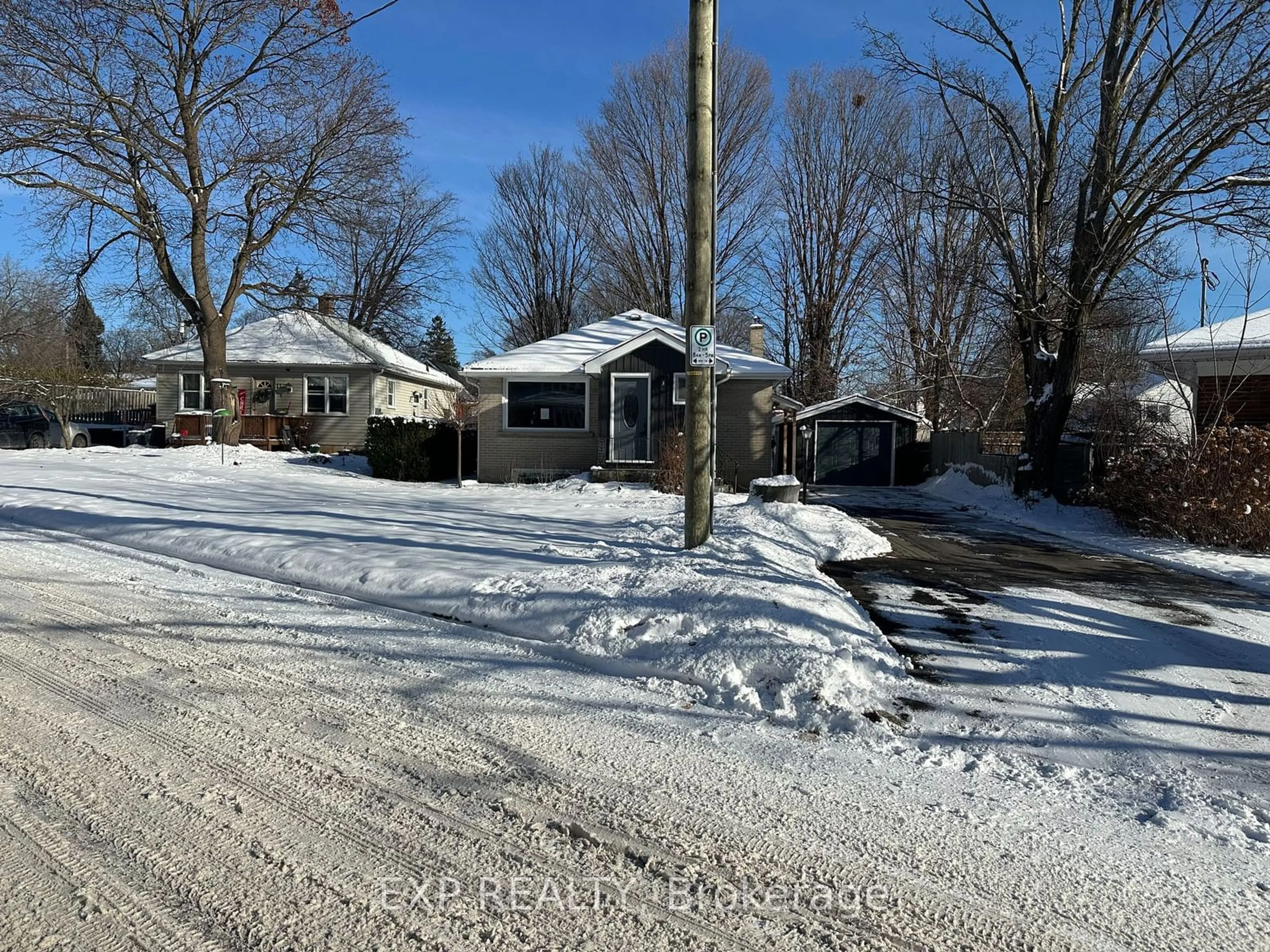 A pic from outside/outdoor area/front of a property/back of a property/a pic from drone, street for 115 Duckworth St, Barrie Ontario L4M 3V9