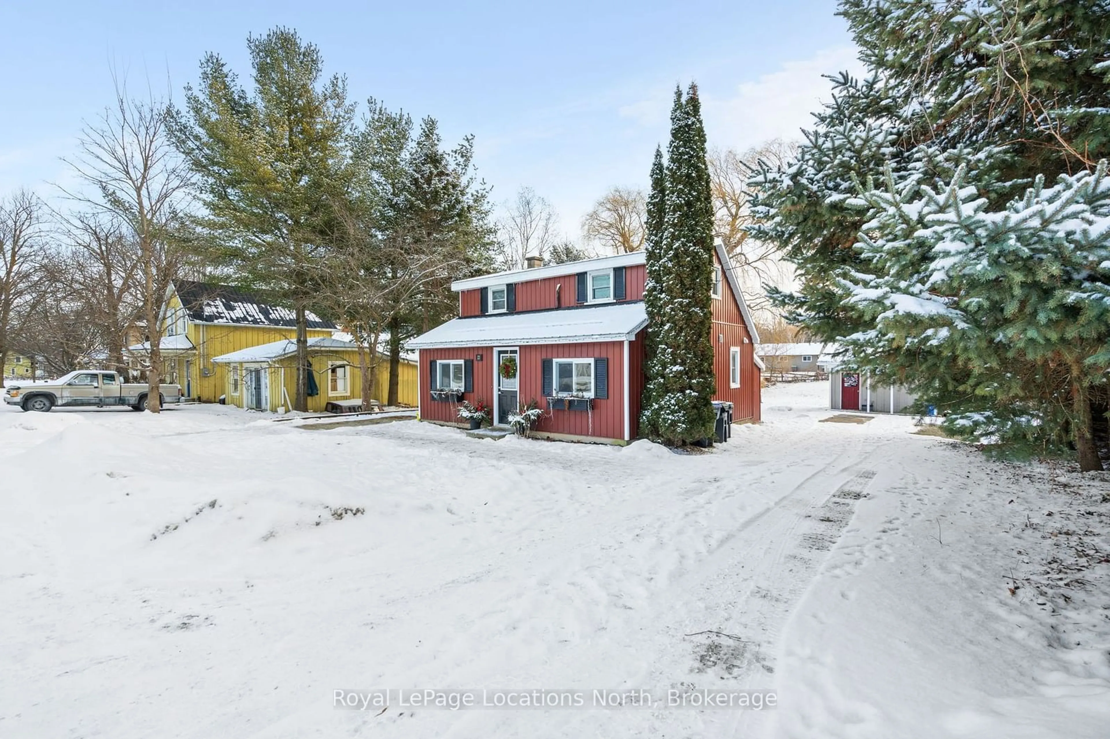 A pic from outside/outdoor area/front of a property/back of a property/a pic from drone, street for 23 Elizabeth St, Clearview Ontario L0M 1G0