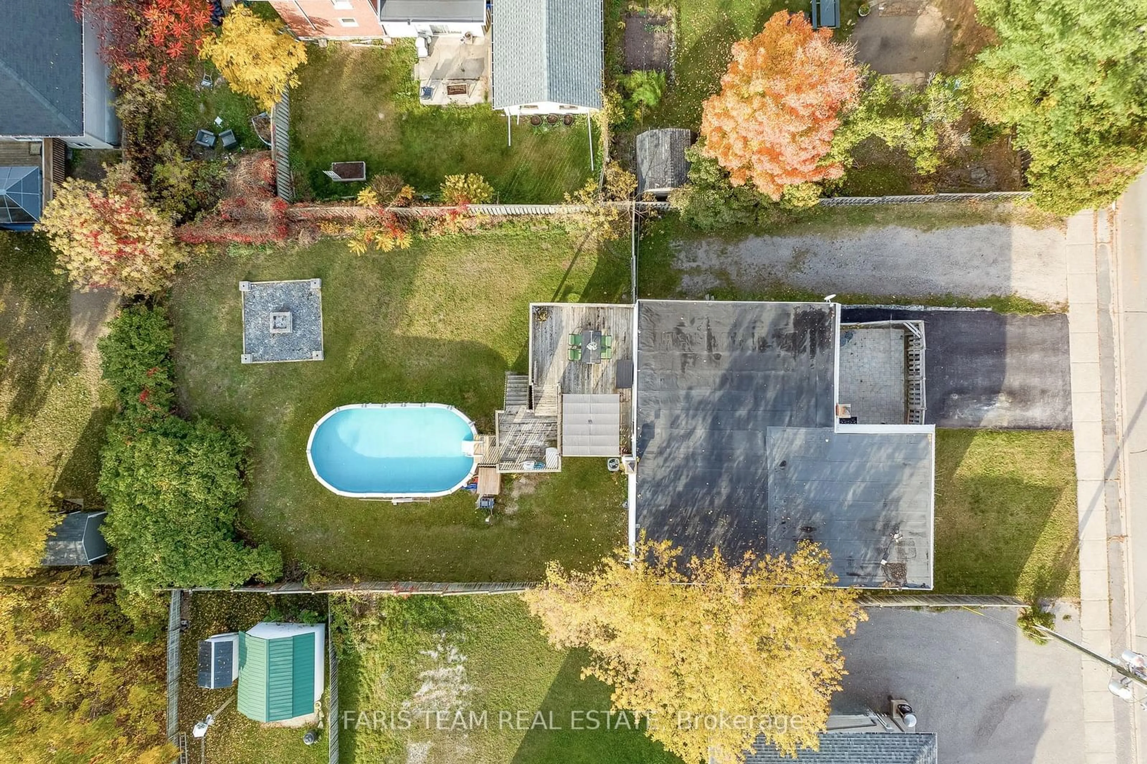 A pic from outside/outdoor area/front of a property/back of a property/a pic from drone, street for 138 Richard St, Tay Ontario L0K 2A0