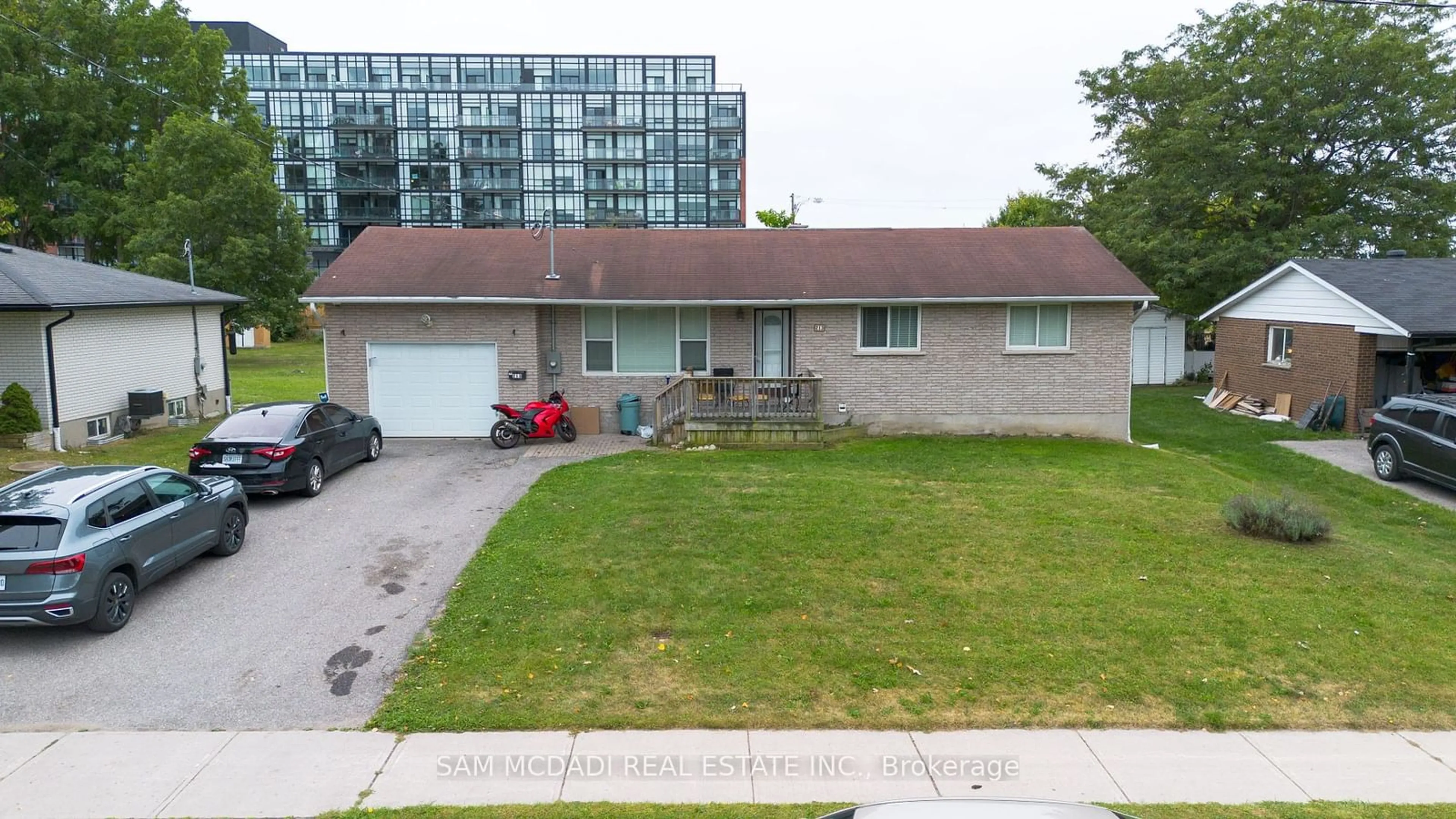 A pic from outside/outdoor area/front of a property/back of a property/a pic from drone, street for 213 Kenneth Ave, Barrie Ontario L4N 4H2