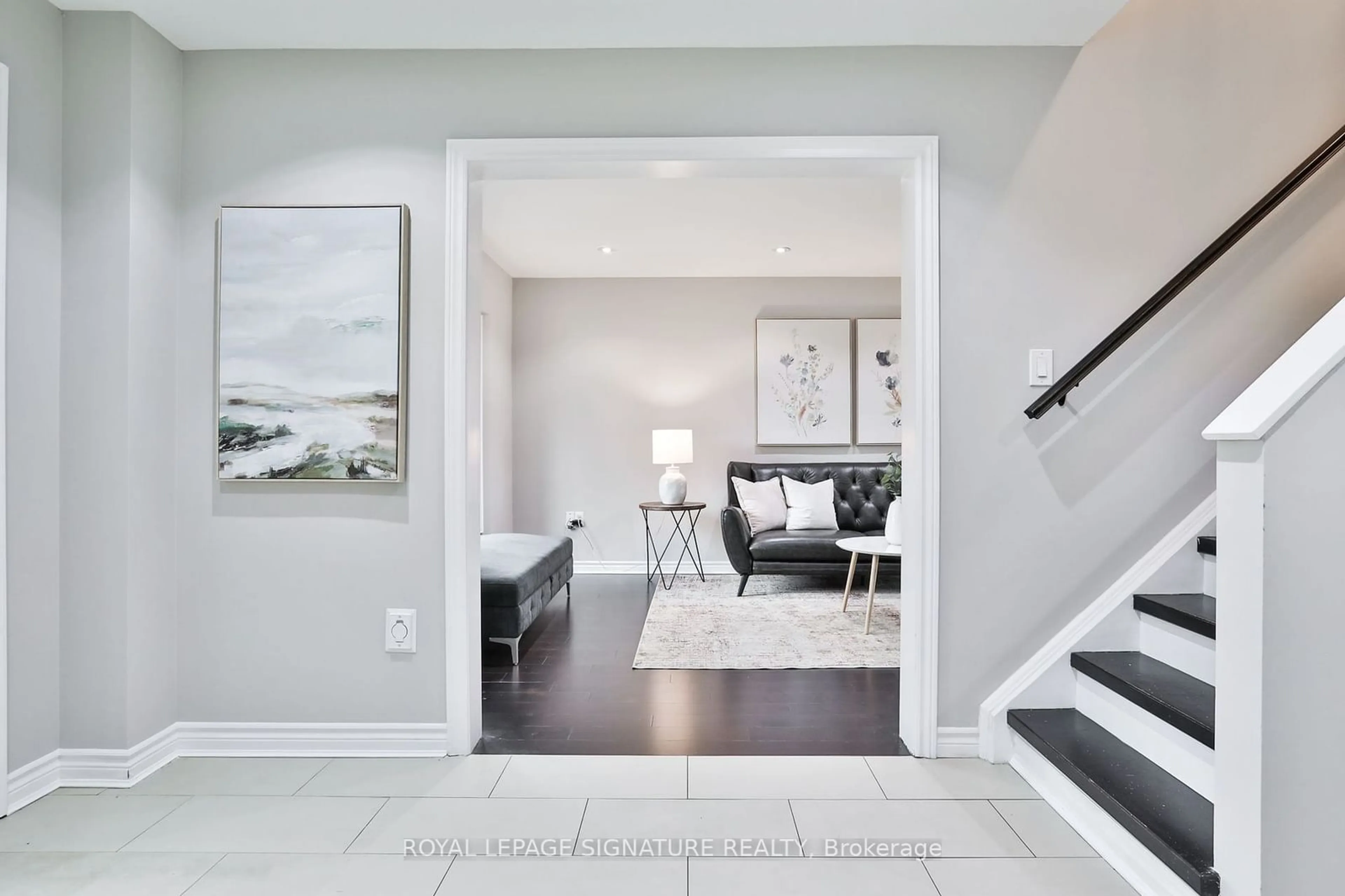 Indoor entryway for 14 Grand Forest Dr, Barrie Ontario L4N 7E7